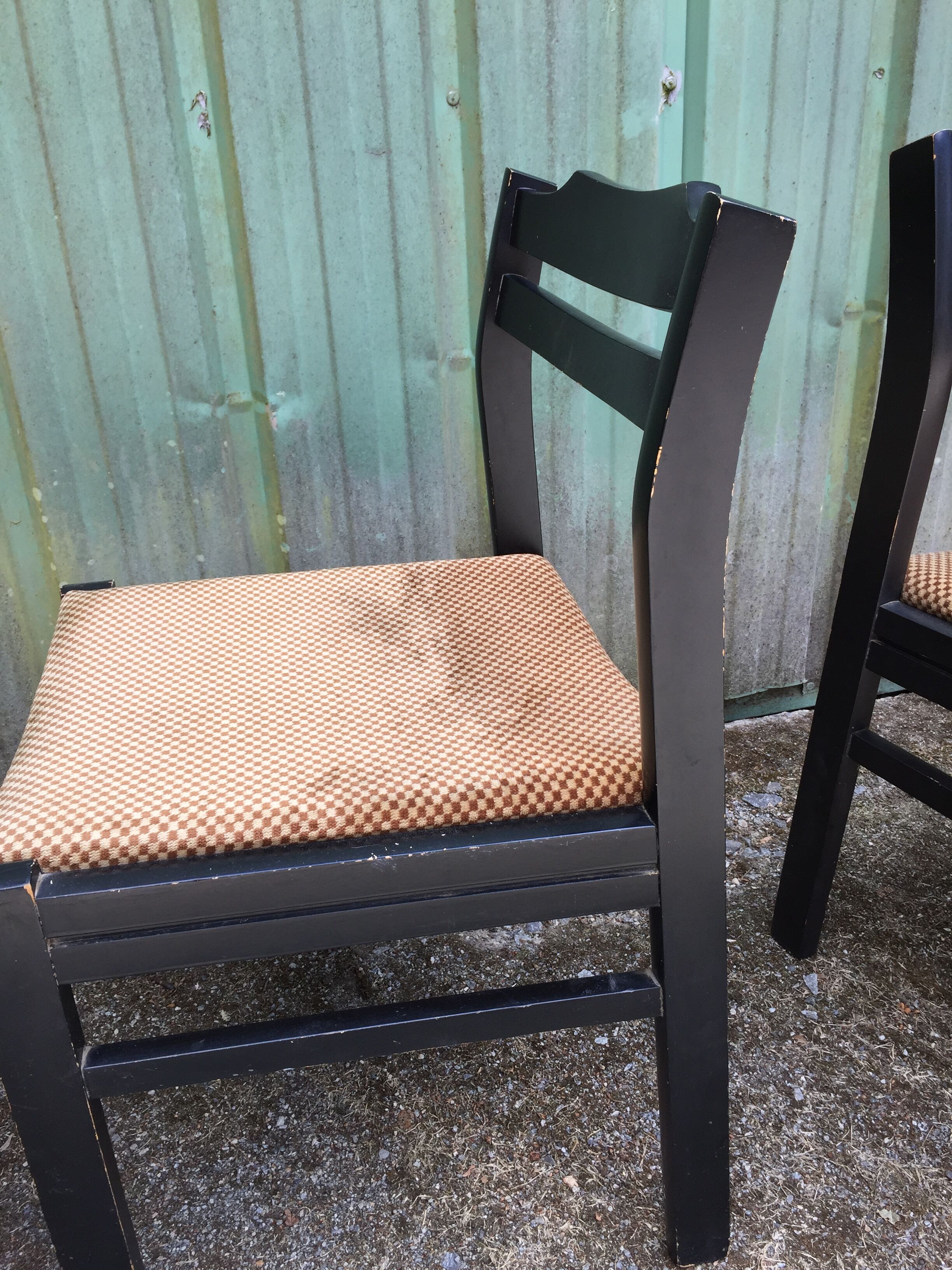Chaises en hêtre laquées noir à assises en tissu or a petits carreaux