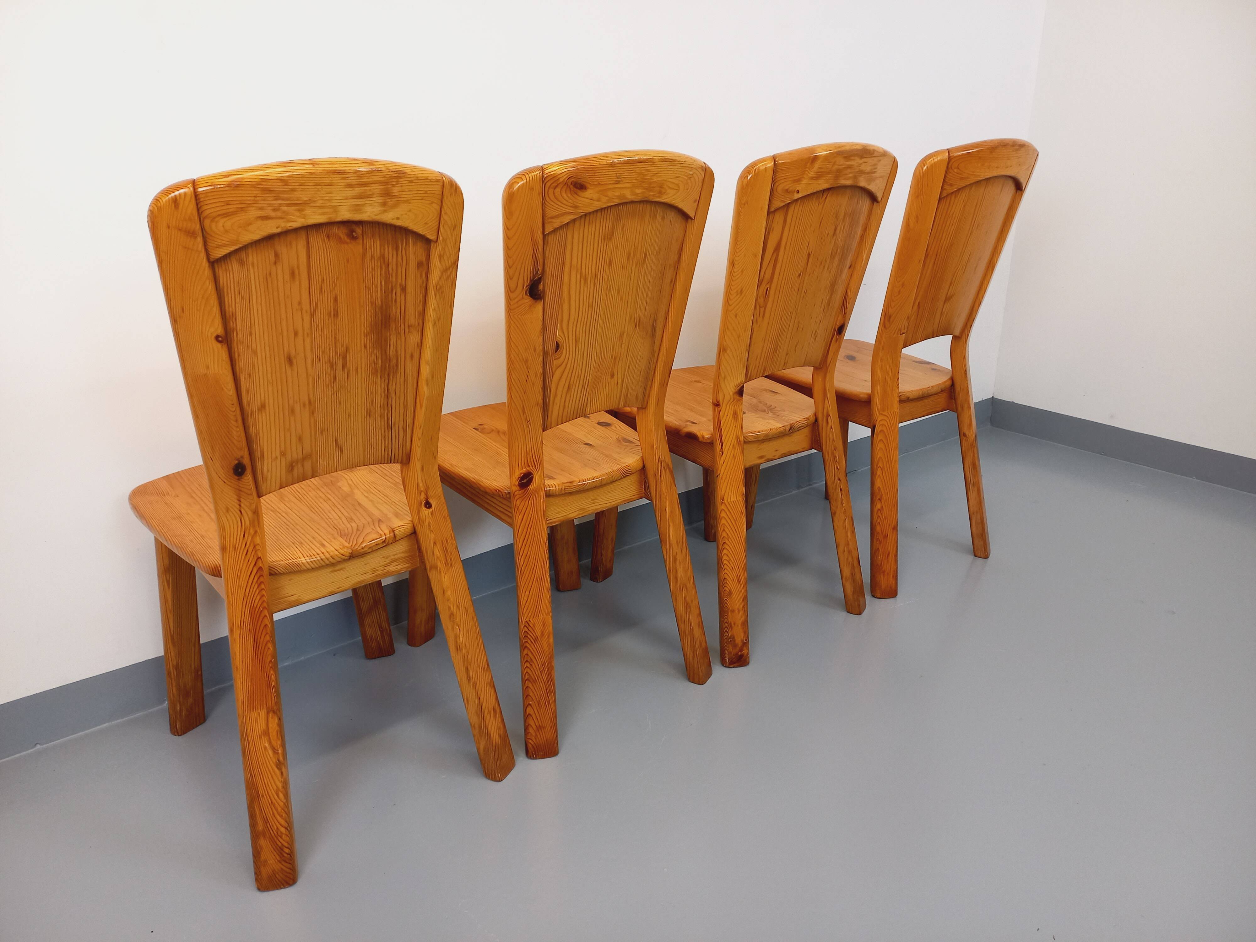 Set of 4 vintage chairs in pine from the 70s