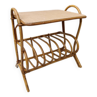 Table d'appoint, porte-revues ou disques en rotin. Vintage années 60.