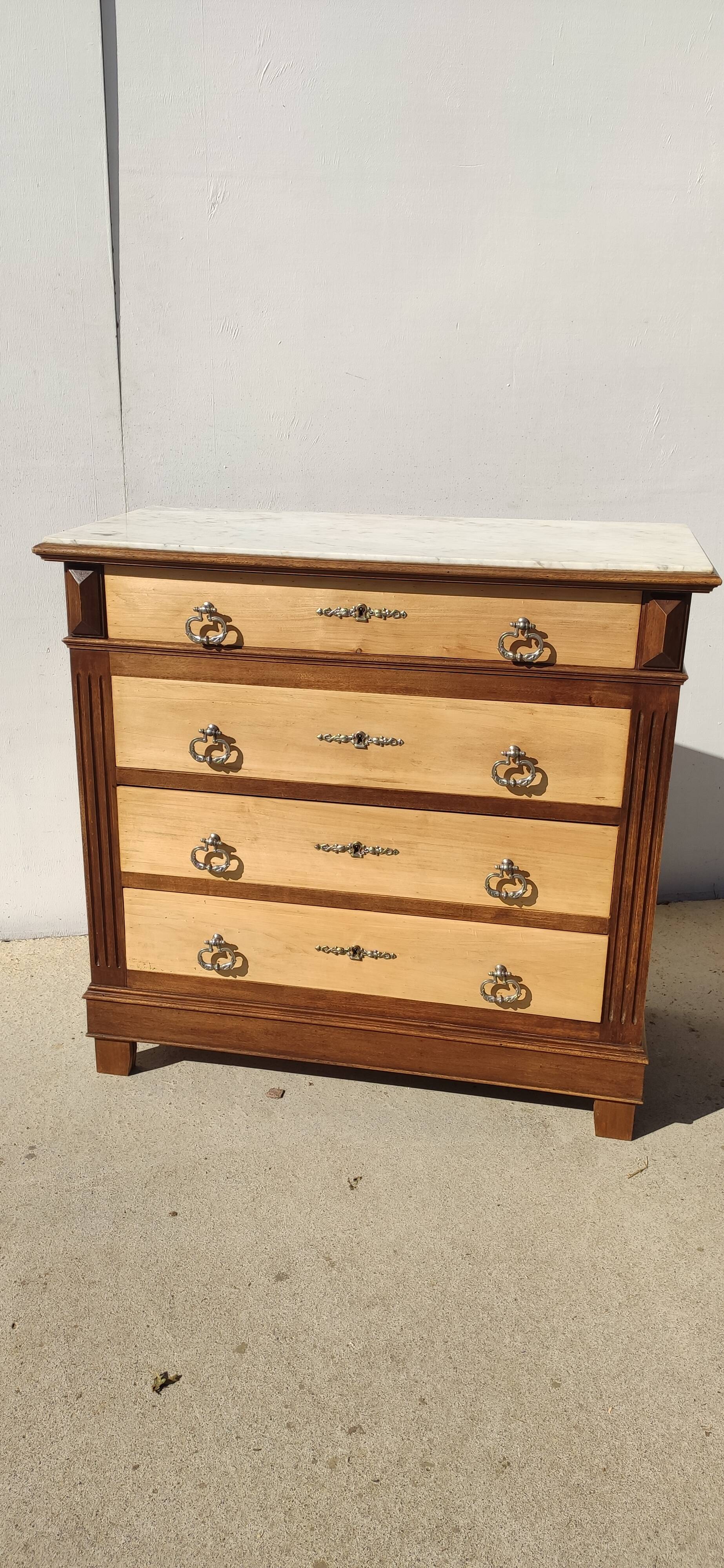 Grande commode ancienne avec dessus en marbre blanc