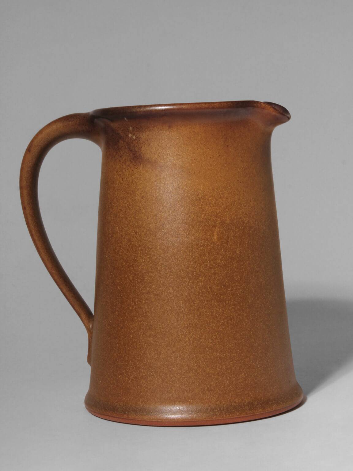 Pichet en céramique marron moutarde, années 1960, signé