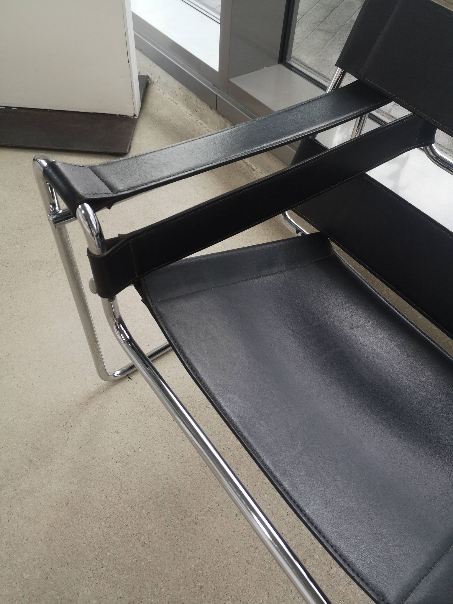 Tubular Wassily armchair in chrome and black leather, Marcel Breuer design 1970
