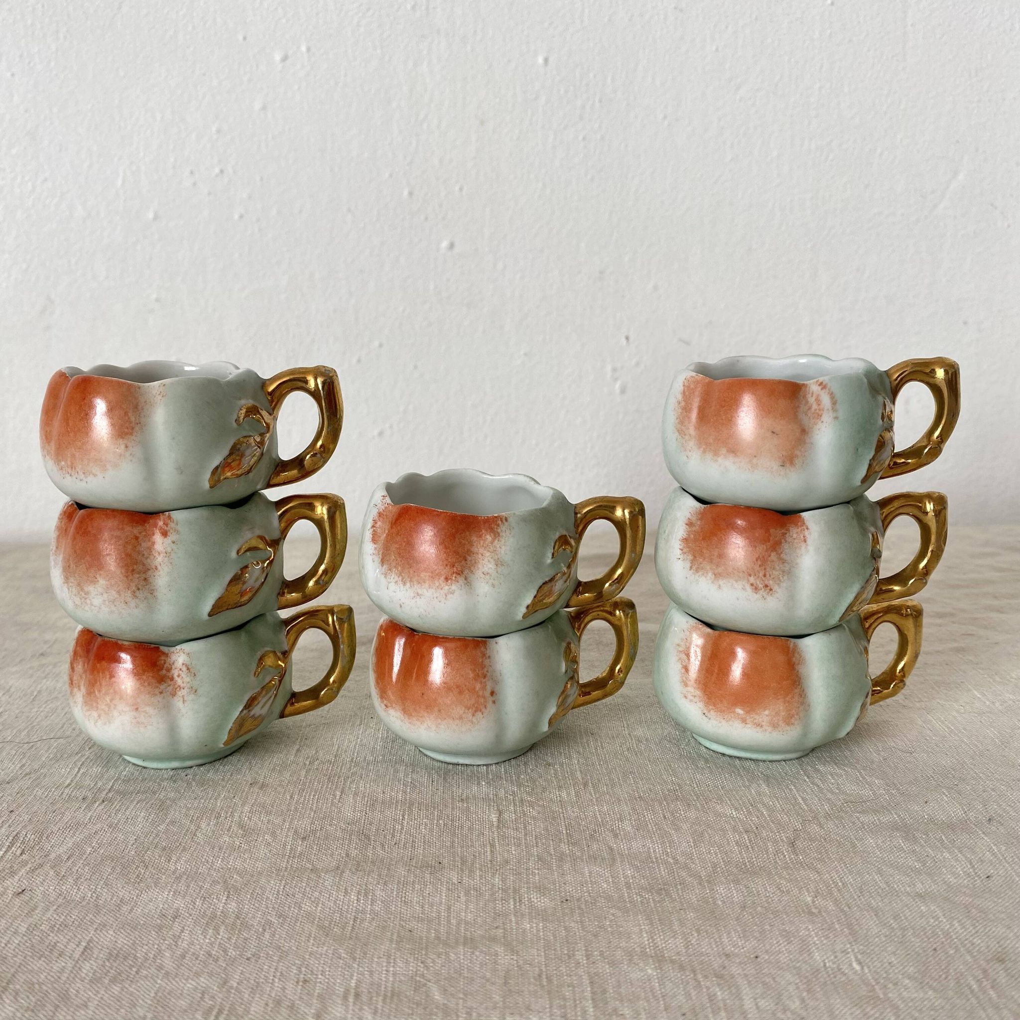 Tasses à liqueur calvados en barbotine, années 40