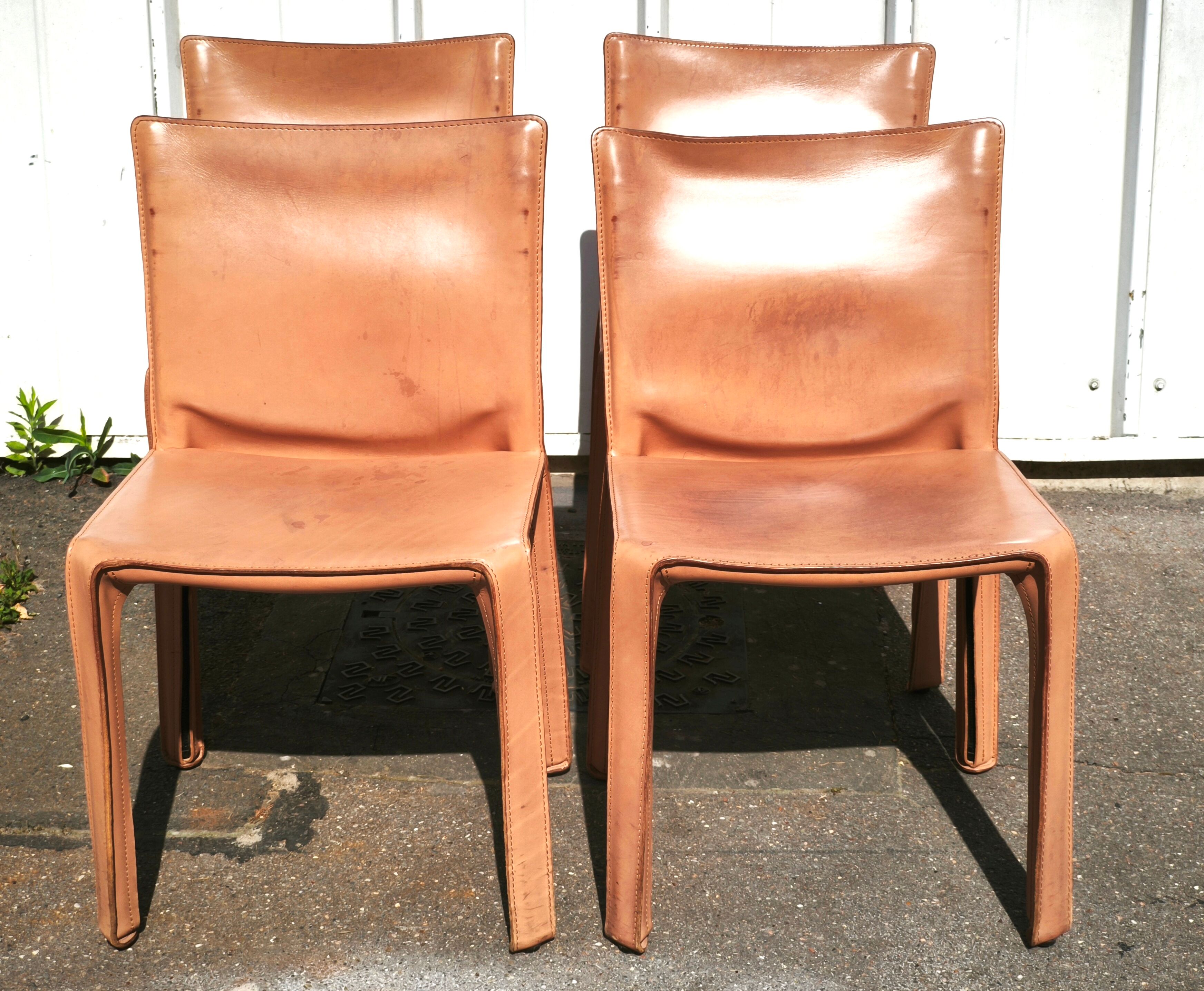 Suite de 4 chaises CAB412 Mario Bellini