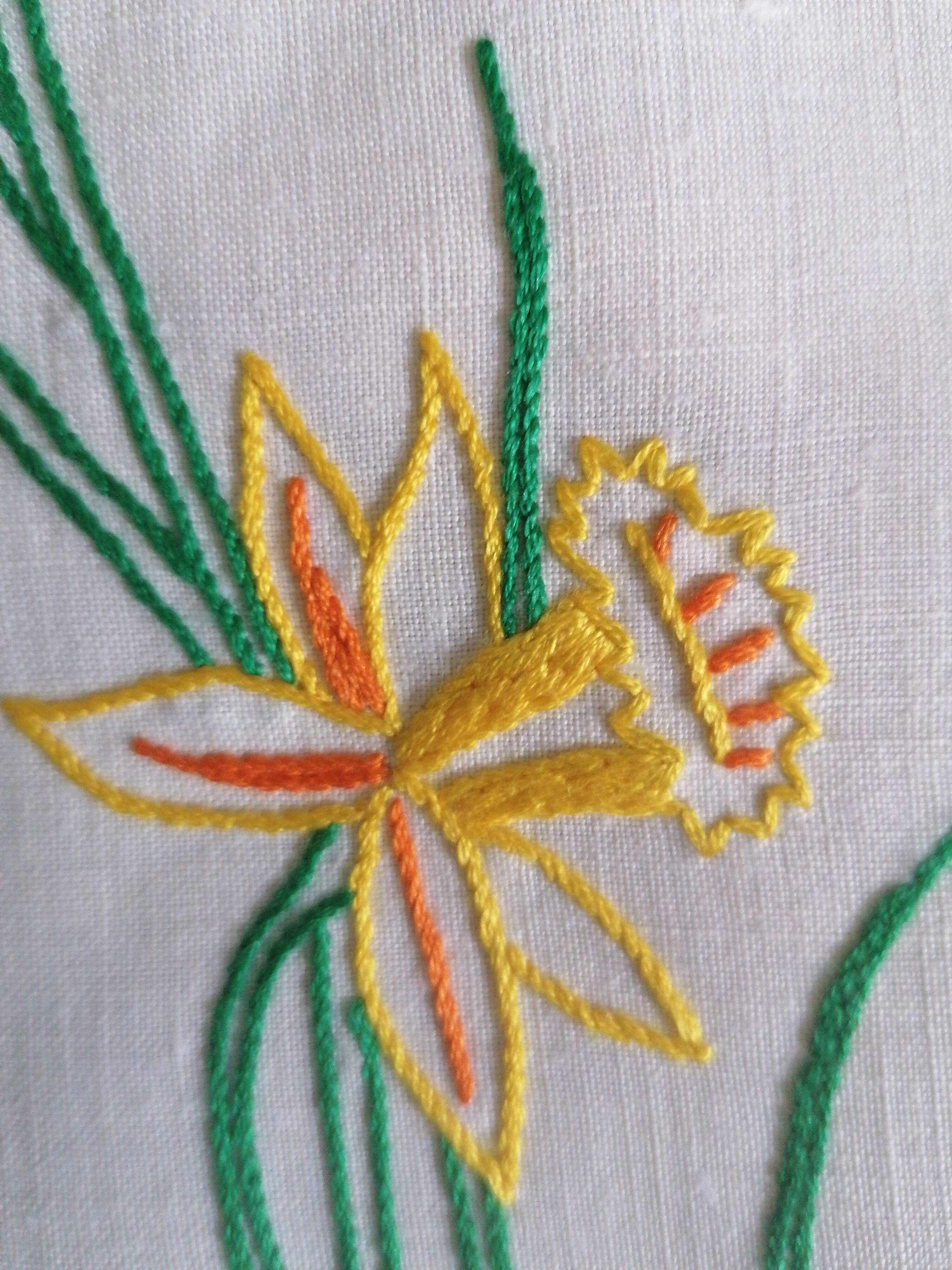 Nappe aux jonquilles brodée main pur lin