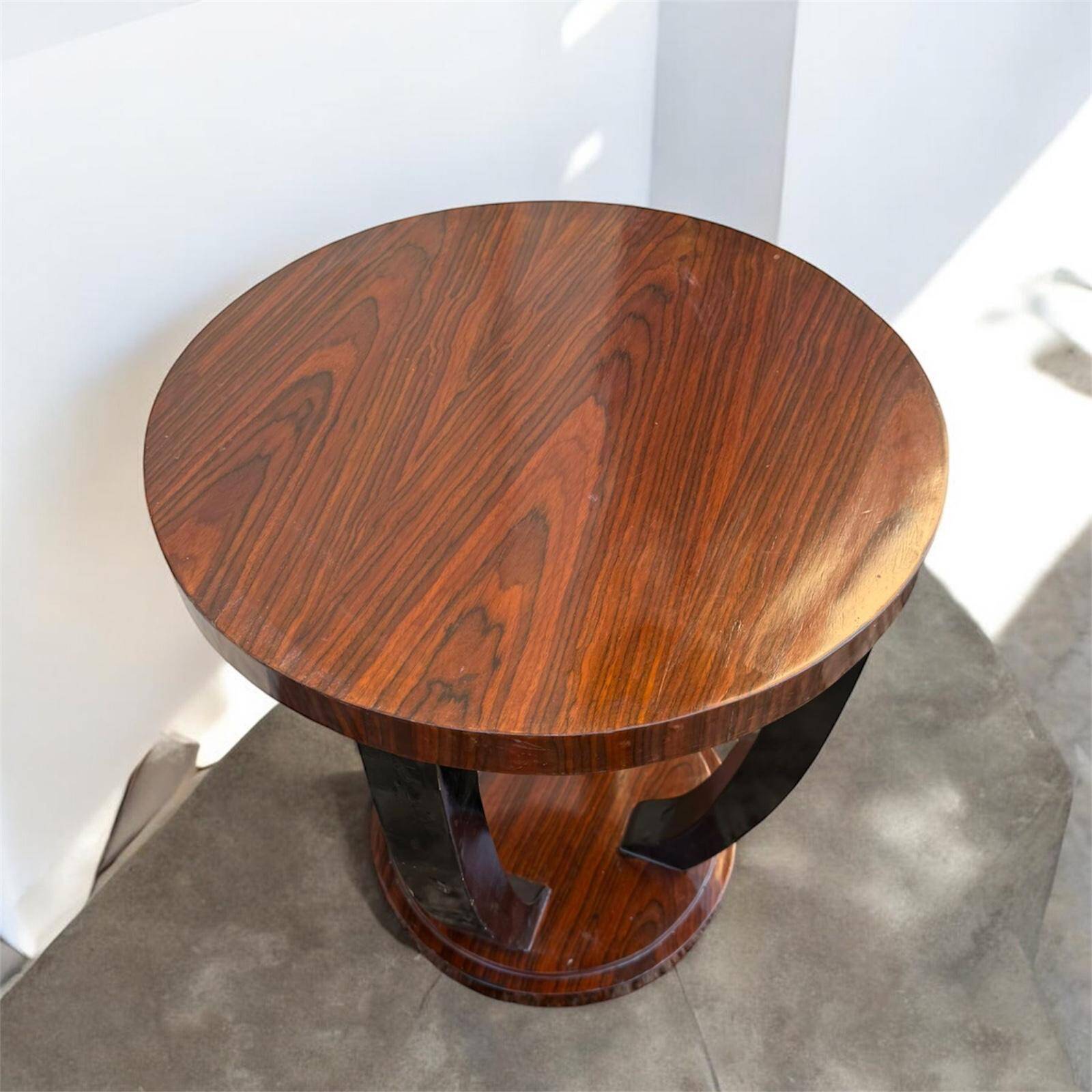 Round table base with a stepped base