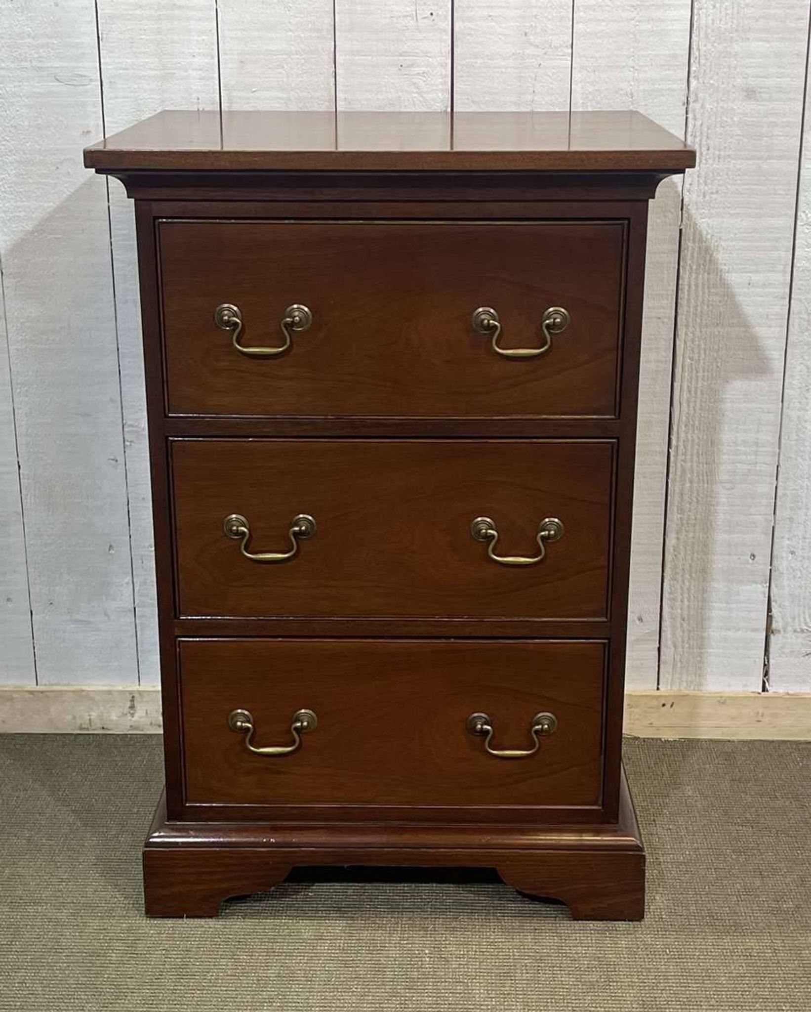Chiffonnier anglais en acajou des années 1950