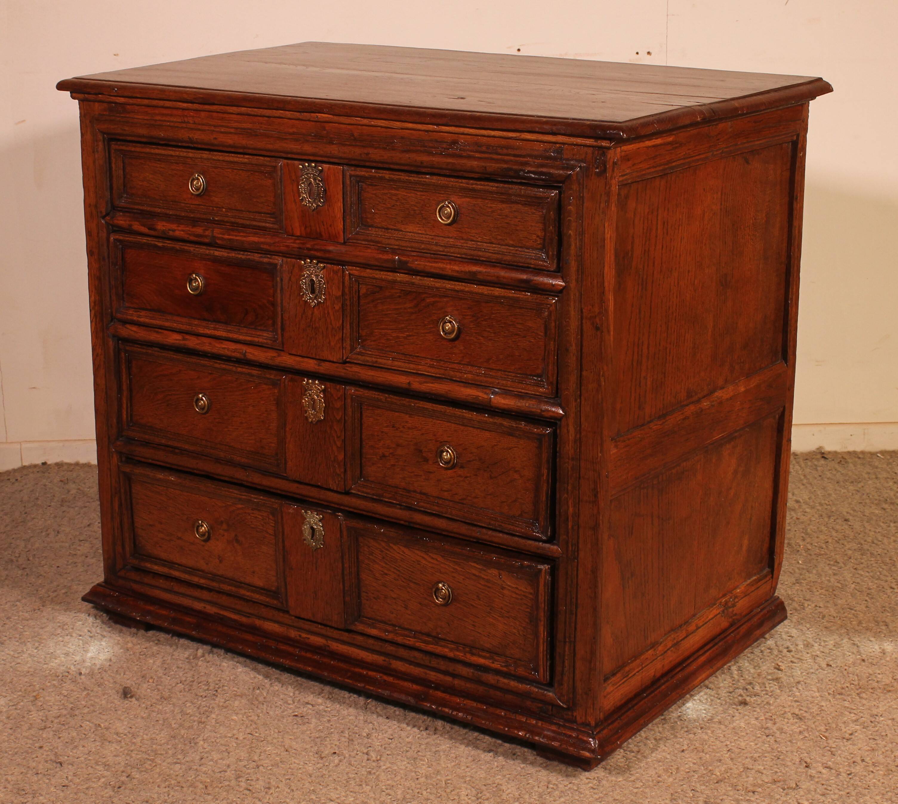 English oak chest of drawers, early 18th century