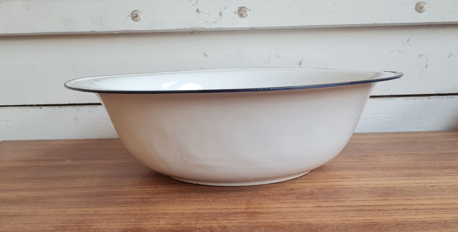 Enamelled sheet metal basin