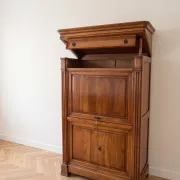 Meuble de rangement style Louis XVI en bois massif