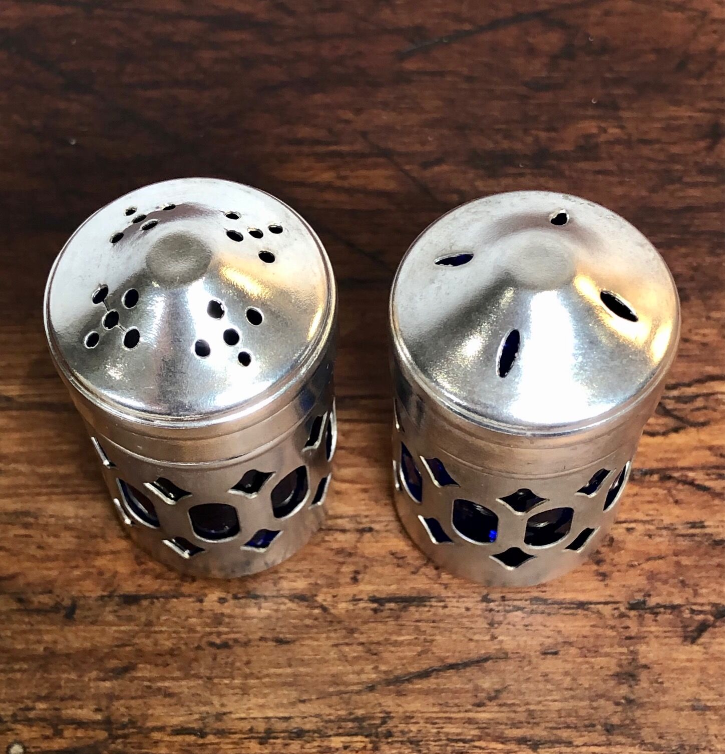 Salt and pepper shaker in metal and blue glass 1930'