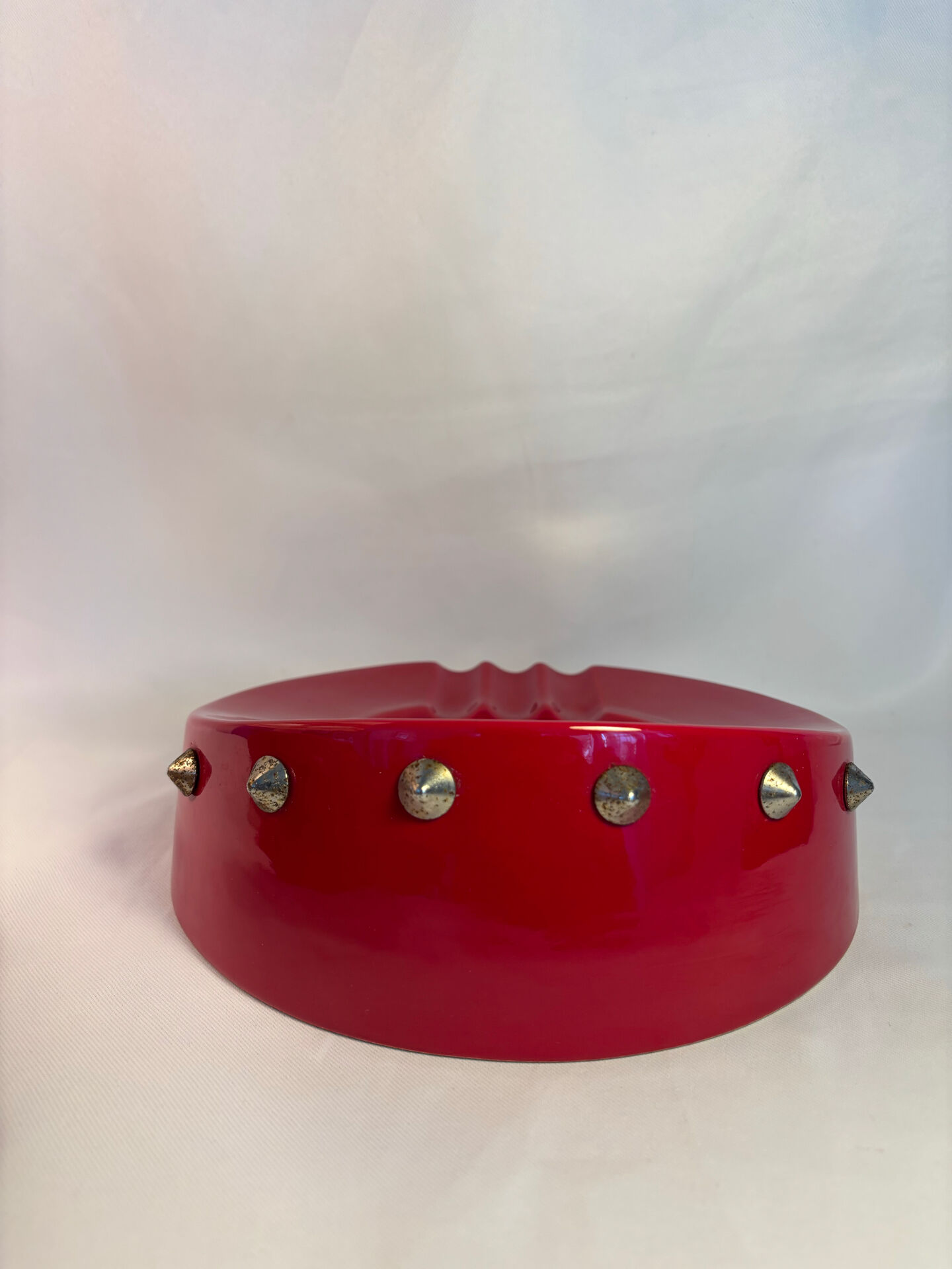 Cendrier vintage rouge laqué à clous métalliques – pièce design et déc