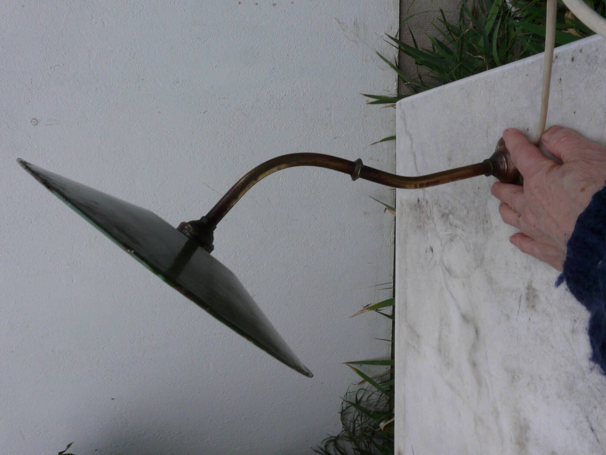 Industrial wall lamp in enameled sheet metal, brass swan neck