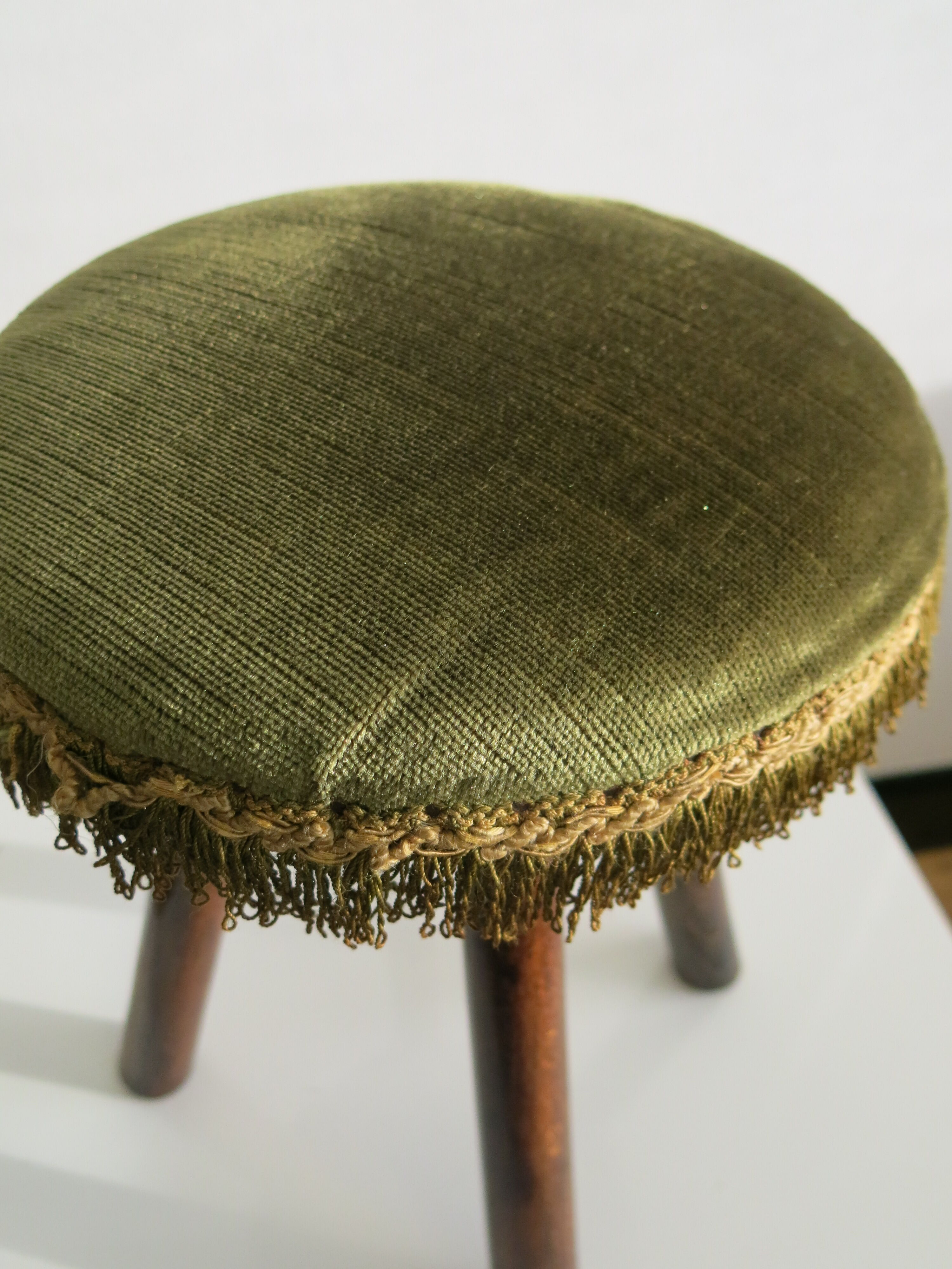 Tabouret en bois et velours à franges