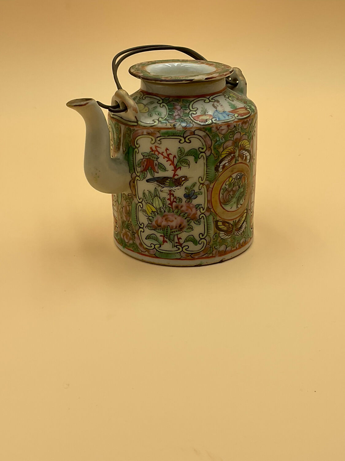 Porcelain teapot from China Canton XIX°