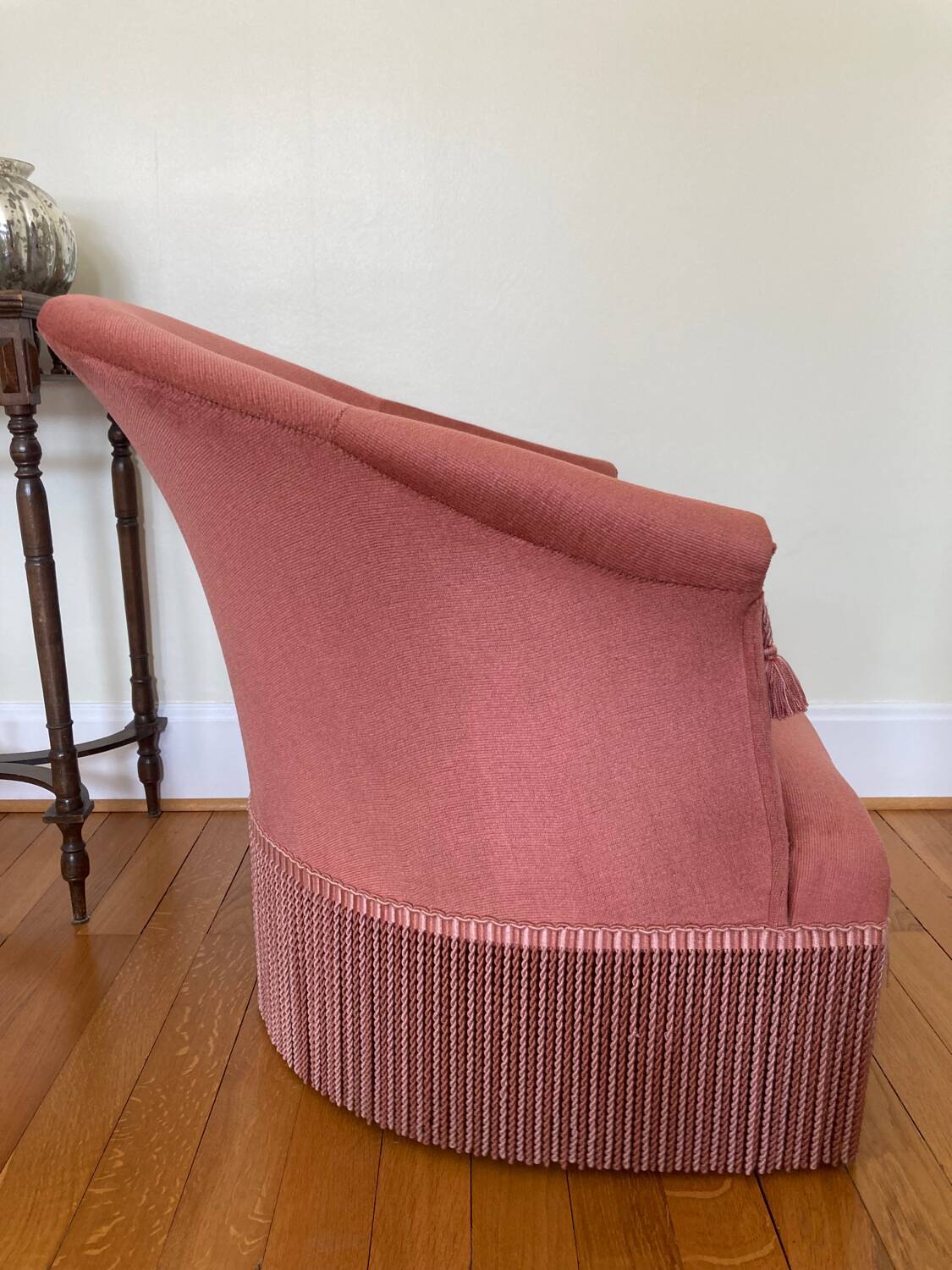 Pink velvet toad armchair