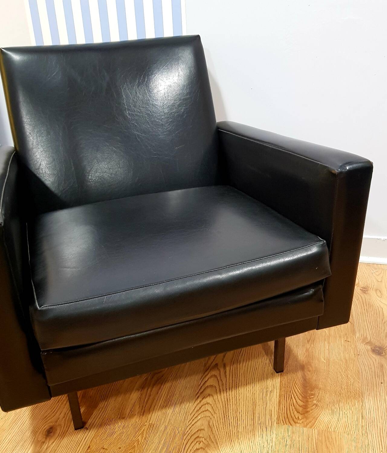 Fauteuil en skaï noir, années 1960