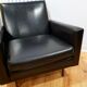 Fauteuil en skaï noir, années 1960