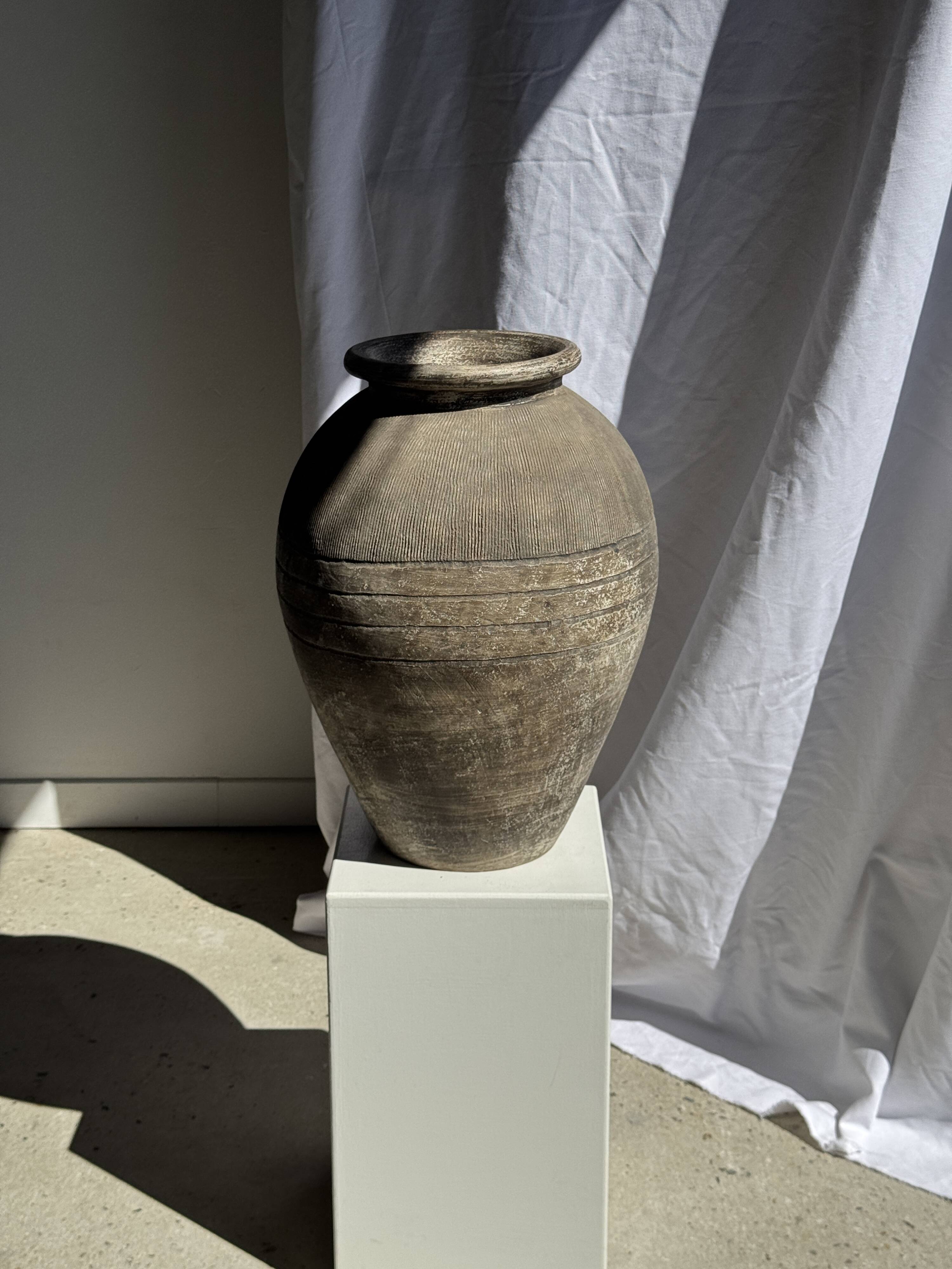Pot antique gris indonésien motifs de cernes et stries