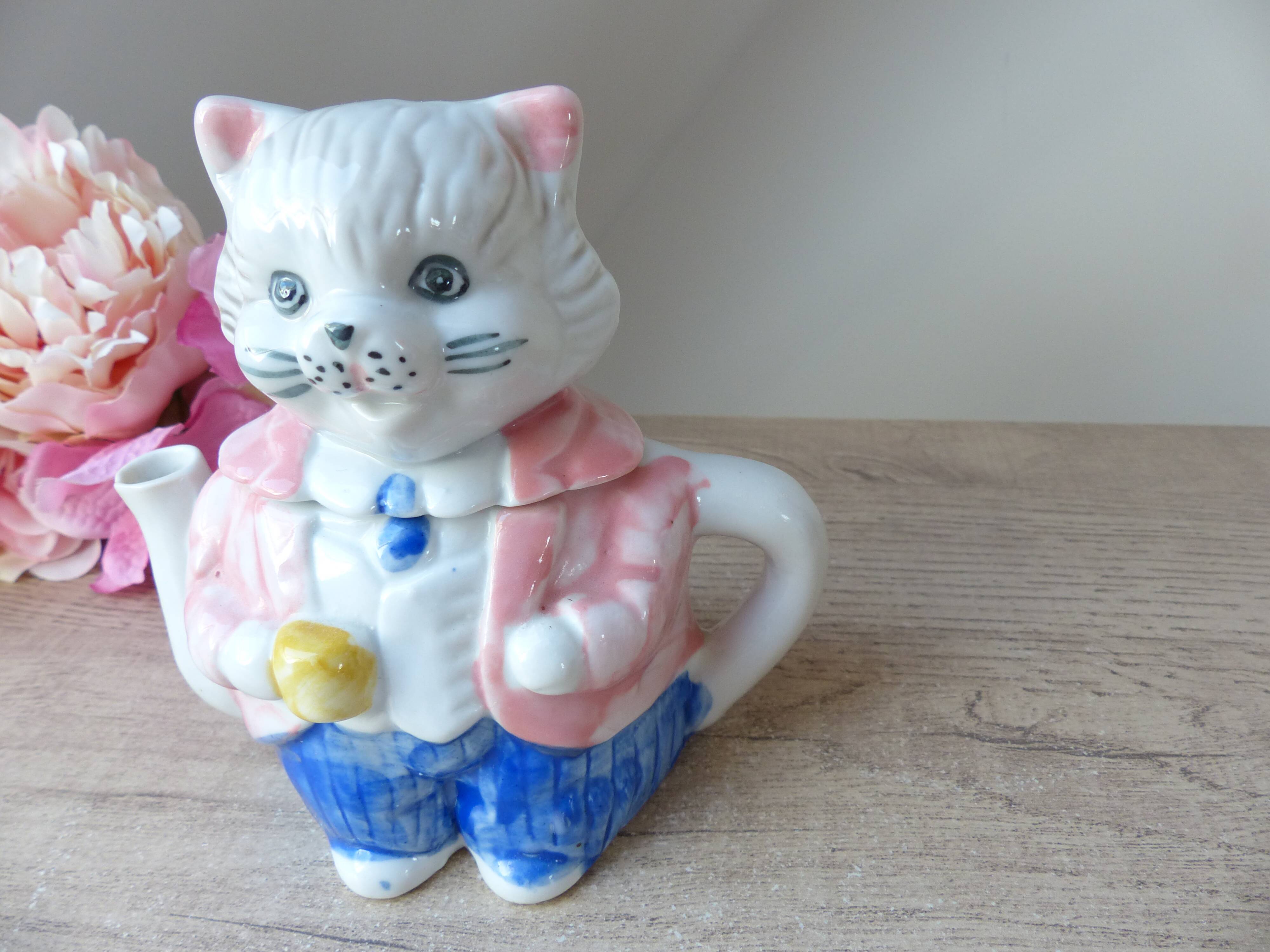 Mini ceramic cat teapot