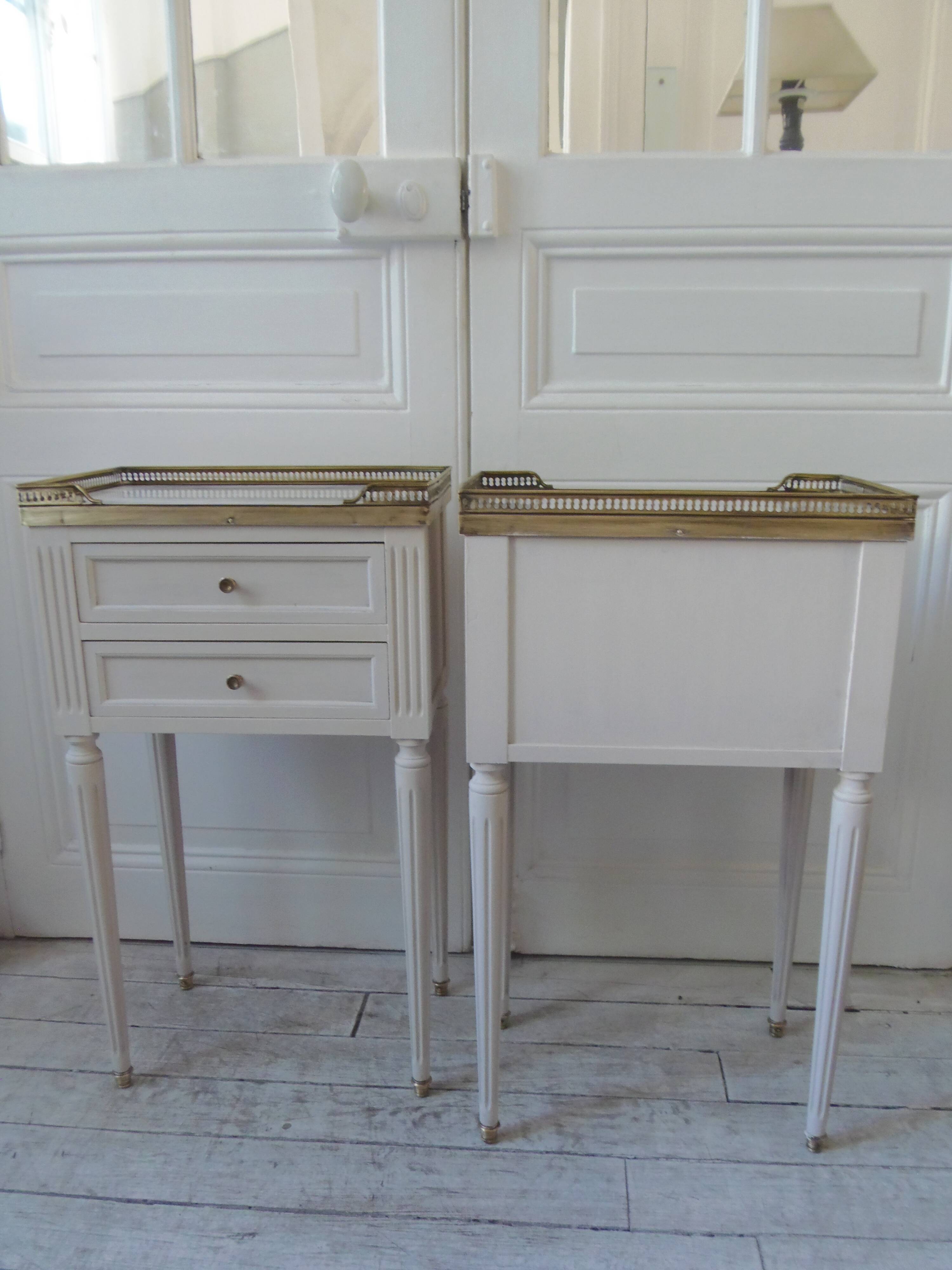 Pair of beautifully crafted bedside tables, end tables, pearl gray.