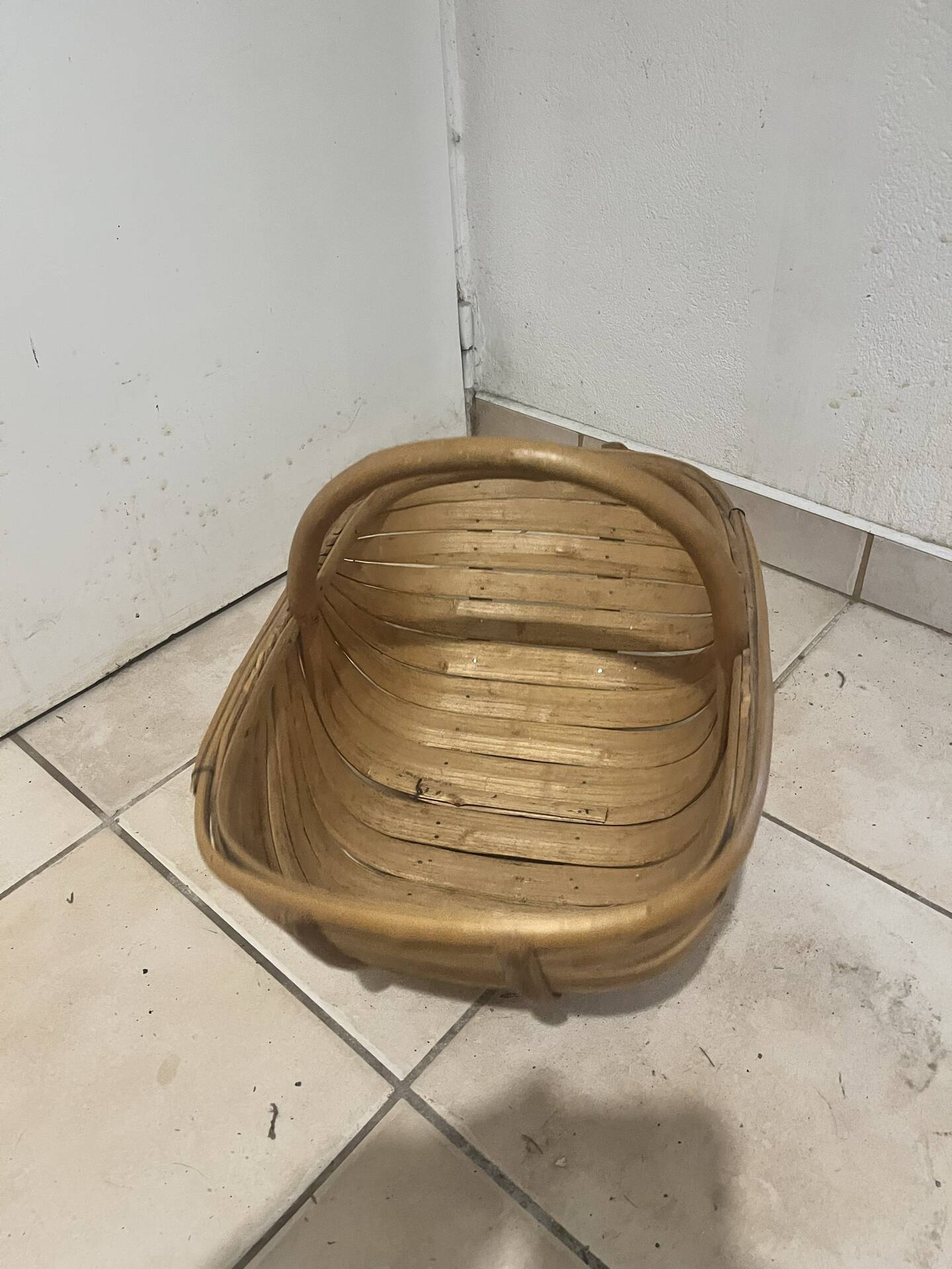 Vintage curved wooden picnic basket with double lid — Style