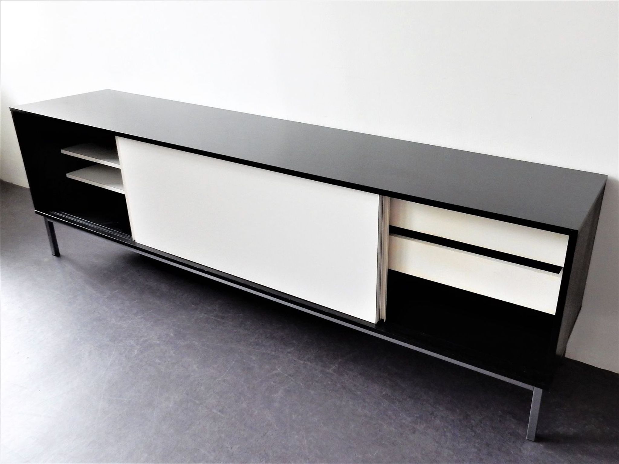 Black and white KW85 enfilade by Martin Visser for 't Spectrum 1960s