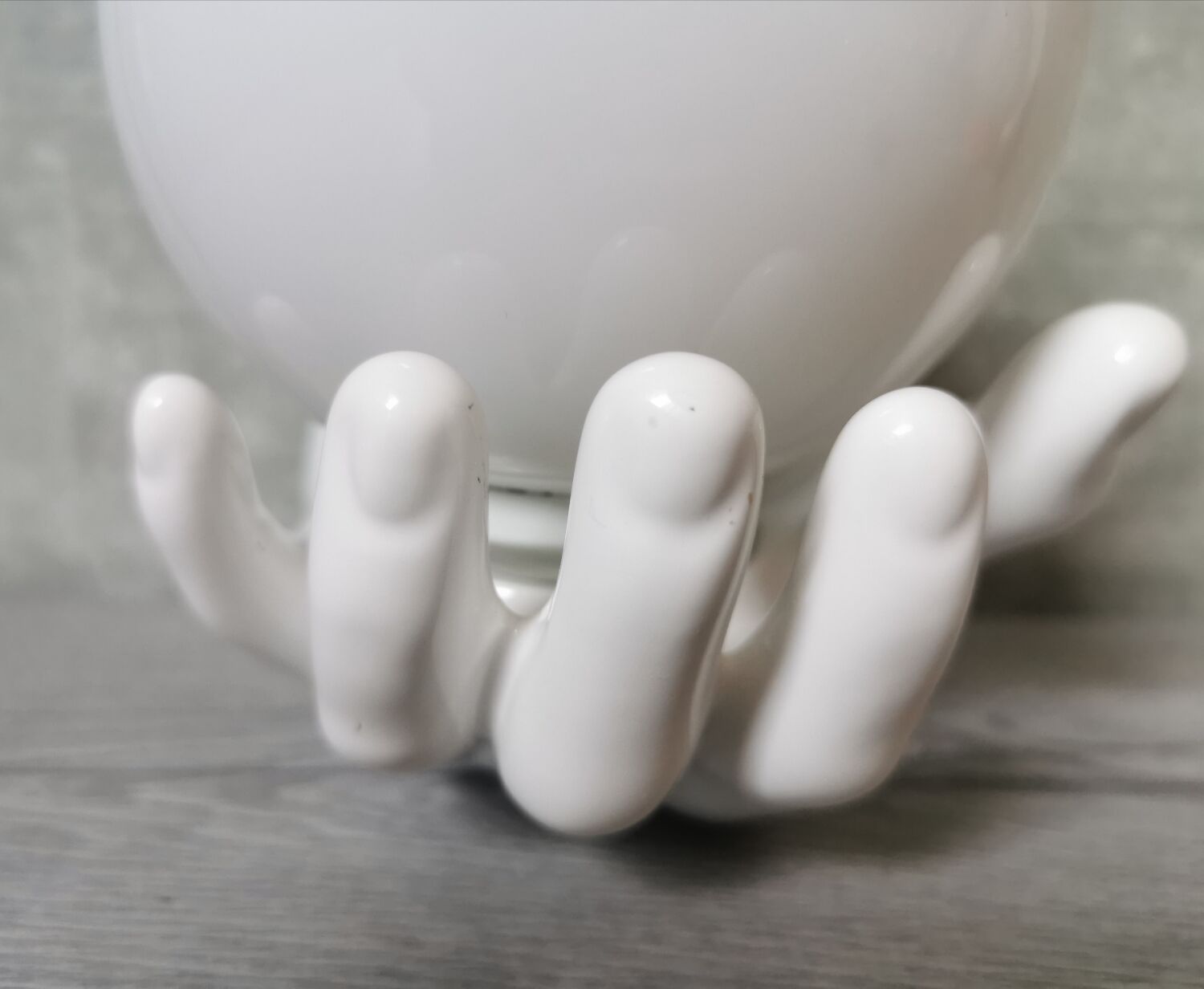 White ceramic hand wall lamp