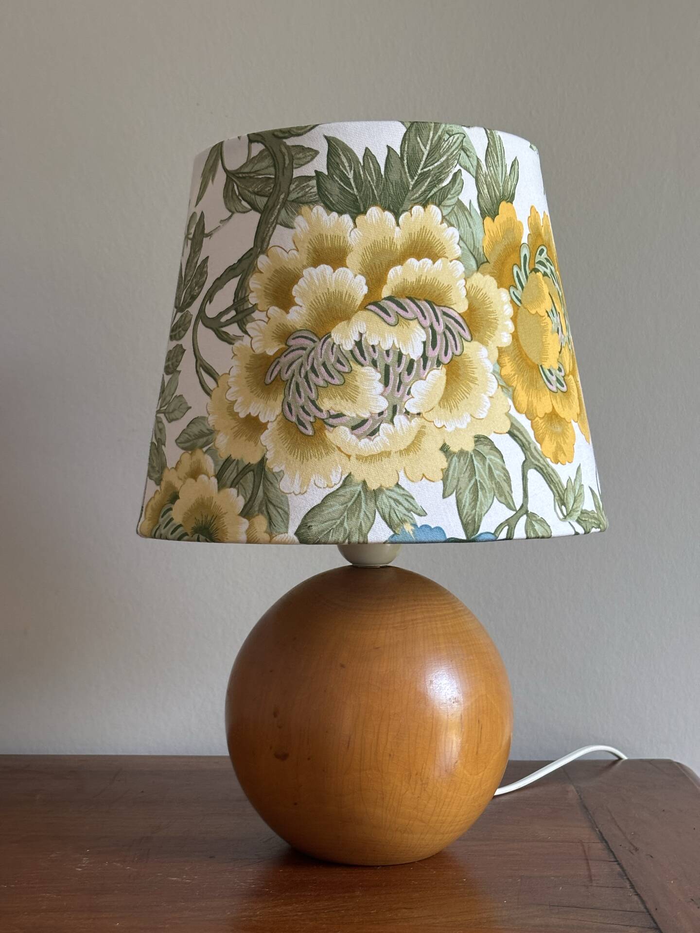 Wooden ball lamp