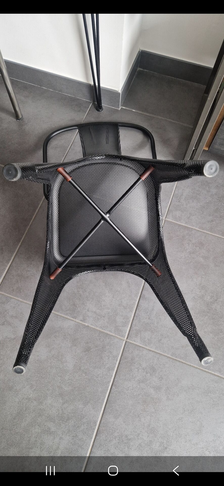 Chaise Tolix véritable, tôle perforée noire, état neuf