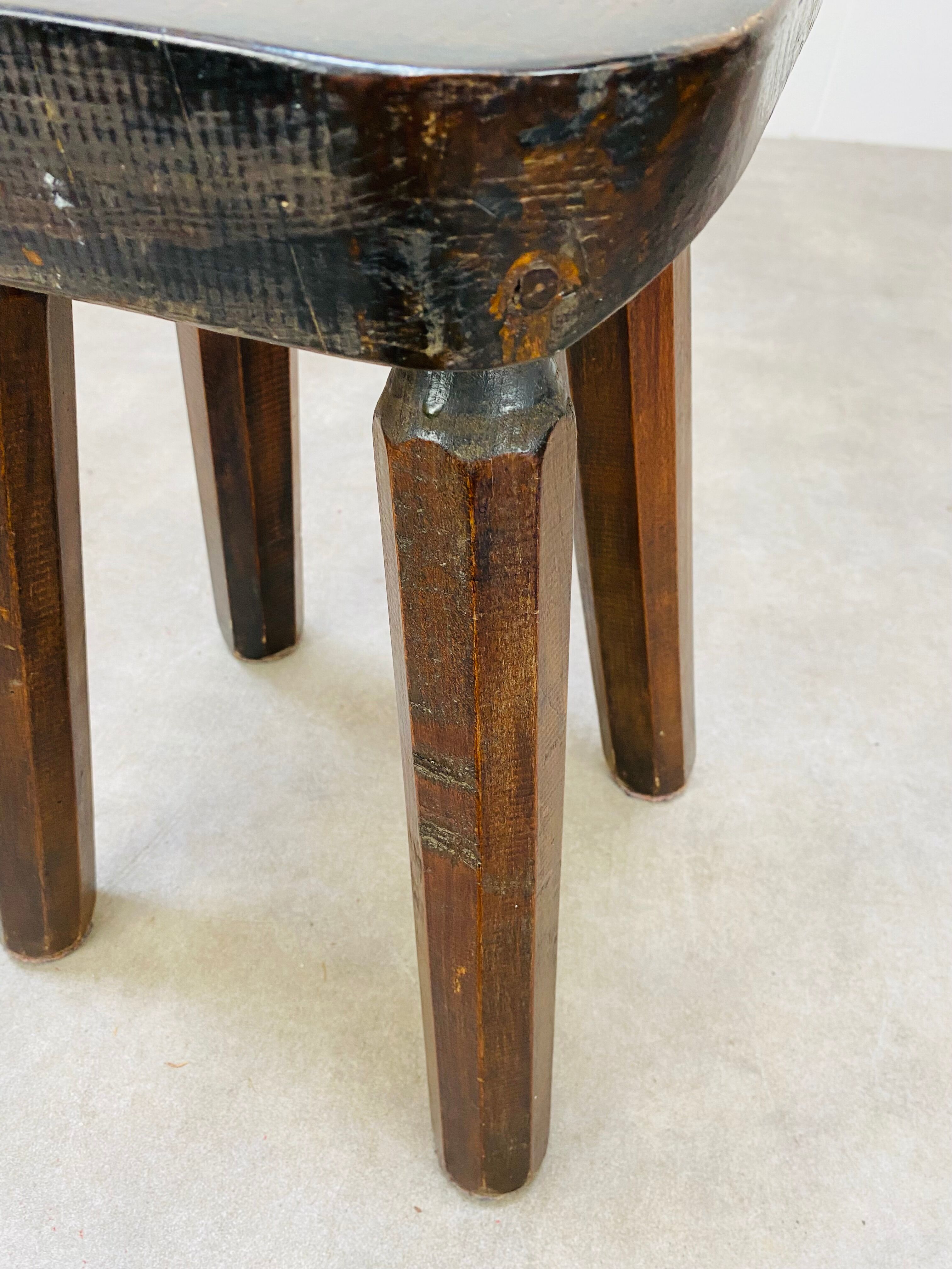 Tabouret brutaliste en bois massif style chalet