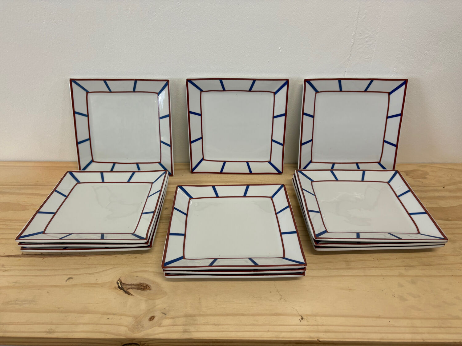 Set of 12 square Basque plates in porcelain – La Pile d’Assi