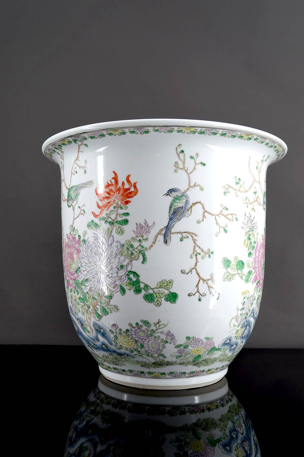 Important Chinese cache-pot with naturalistic floral and animal decoration – 20th century