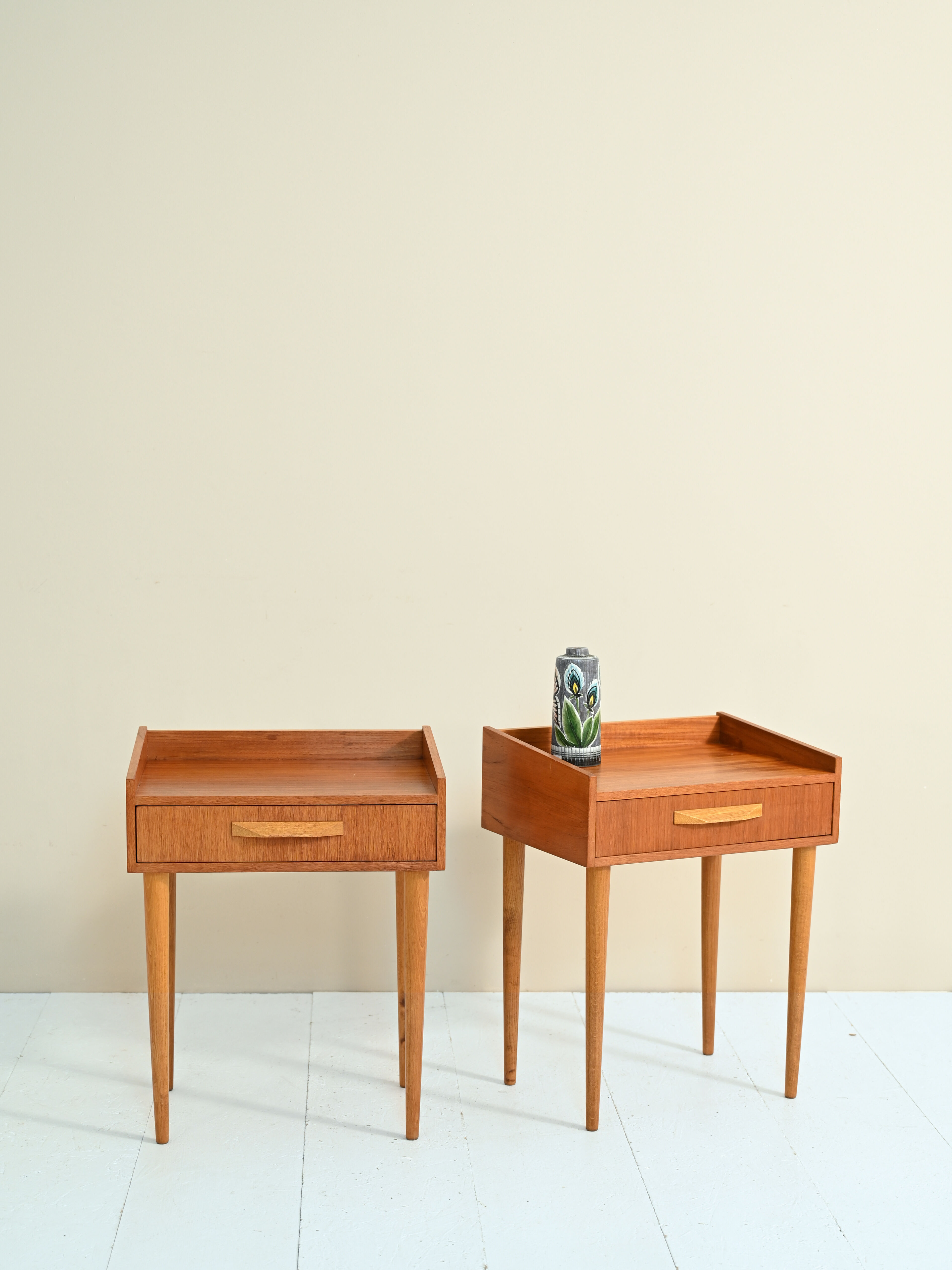 Paire de tables de chevet en teck