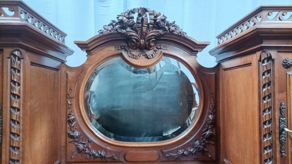 Buffet deux corps Louis XVI en noyer sculpté