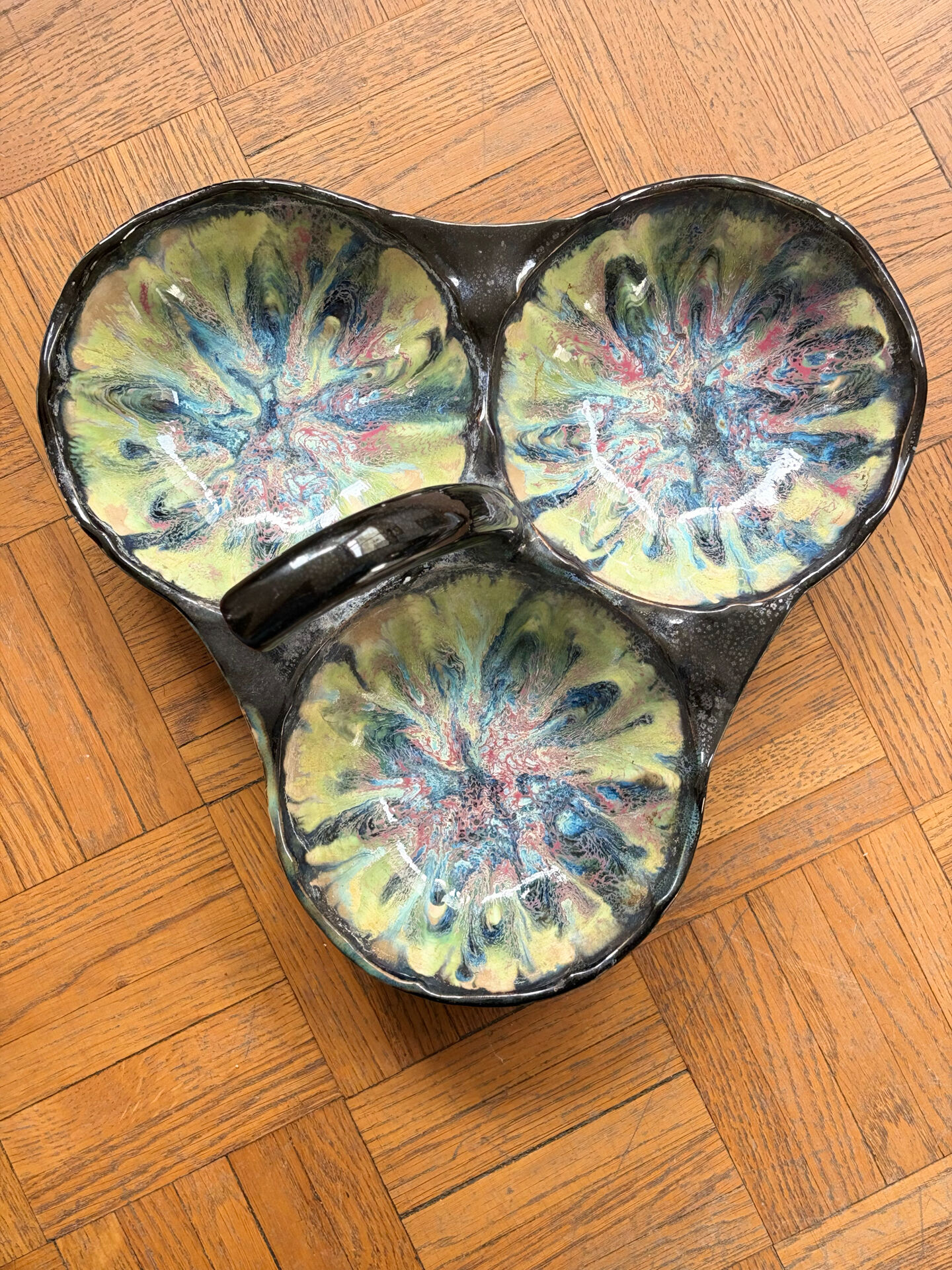 Tripod cup with handle in ceramic