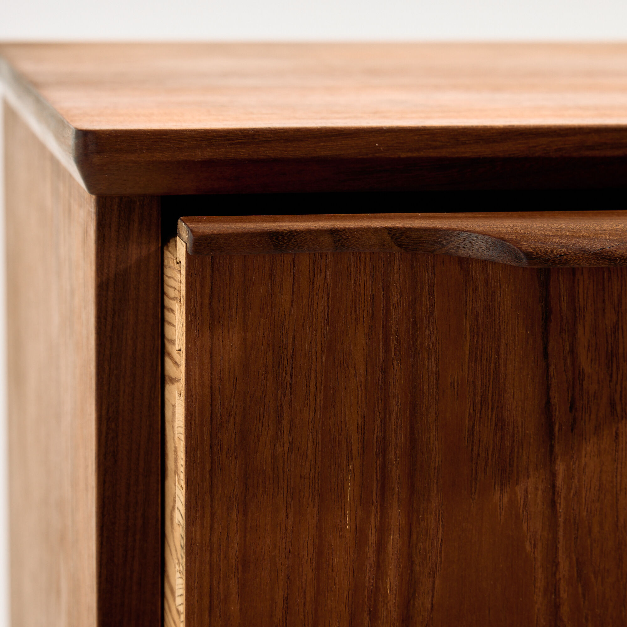 Commode en teck restaurée avec six tiroirs