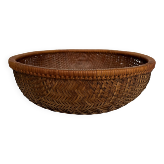 Woven straw basket