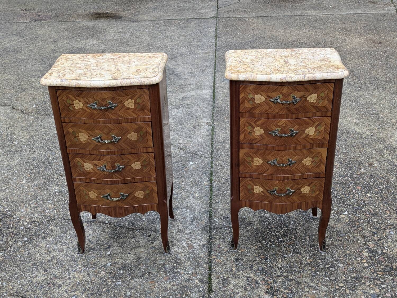 Pair of bedside tables / chest of drawers Vintage Louis XV style chest of drawers