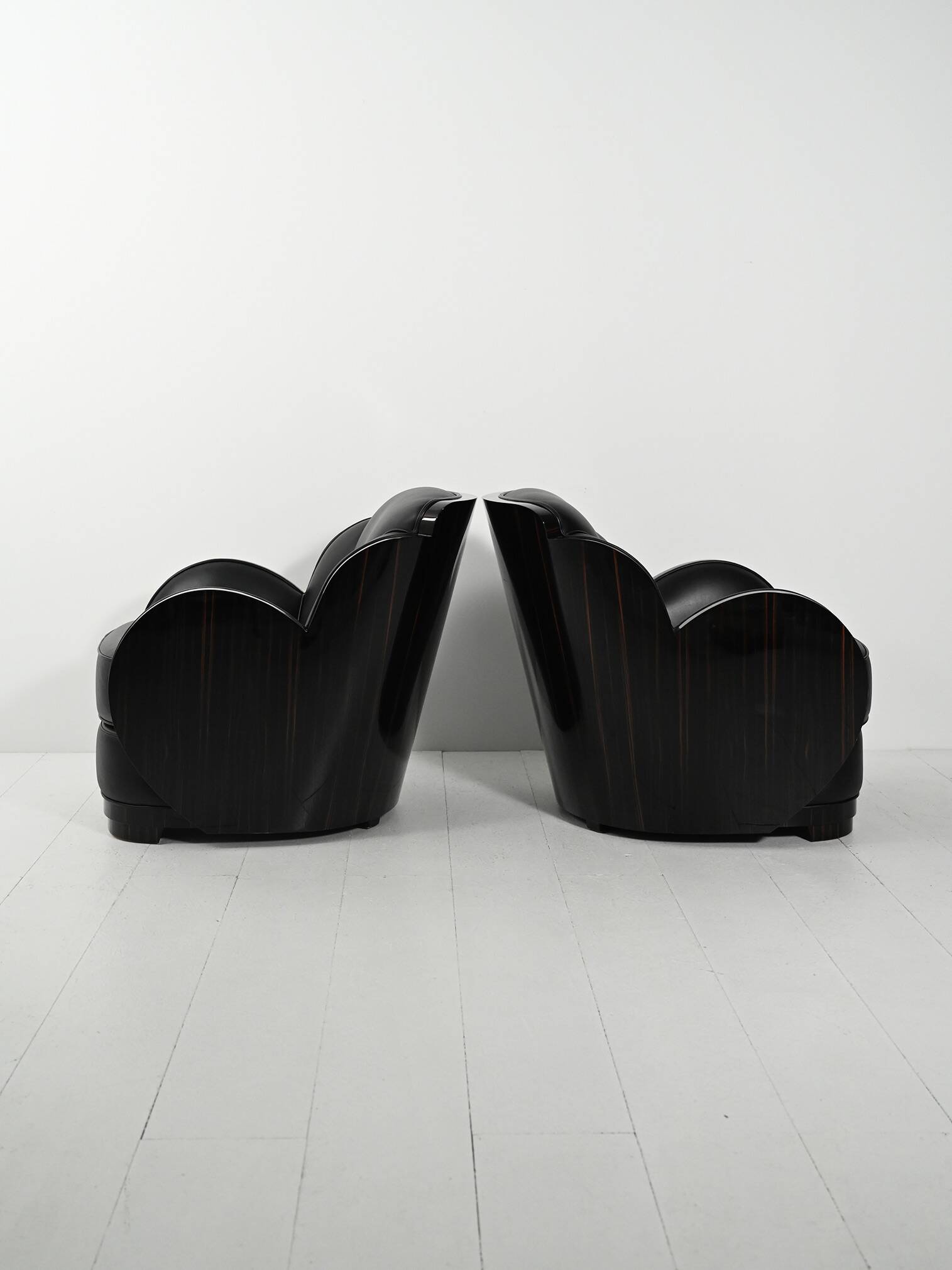 Une paire de fauteuils de style Art Déco scandinave.