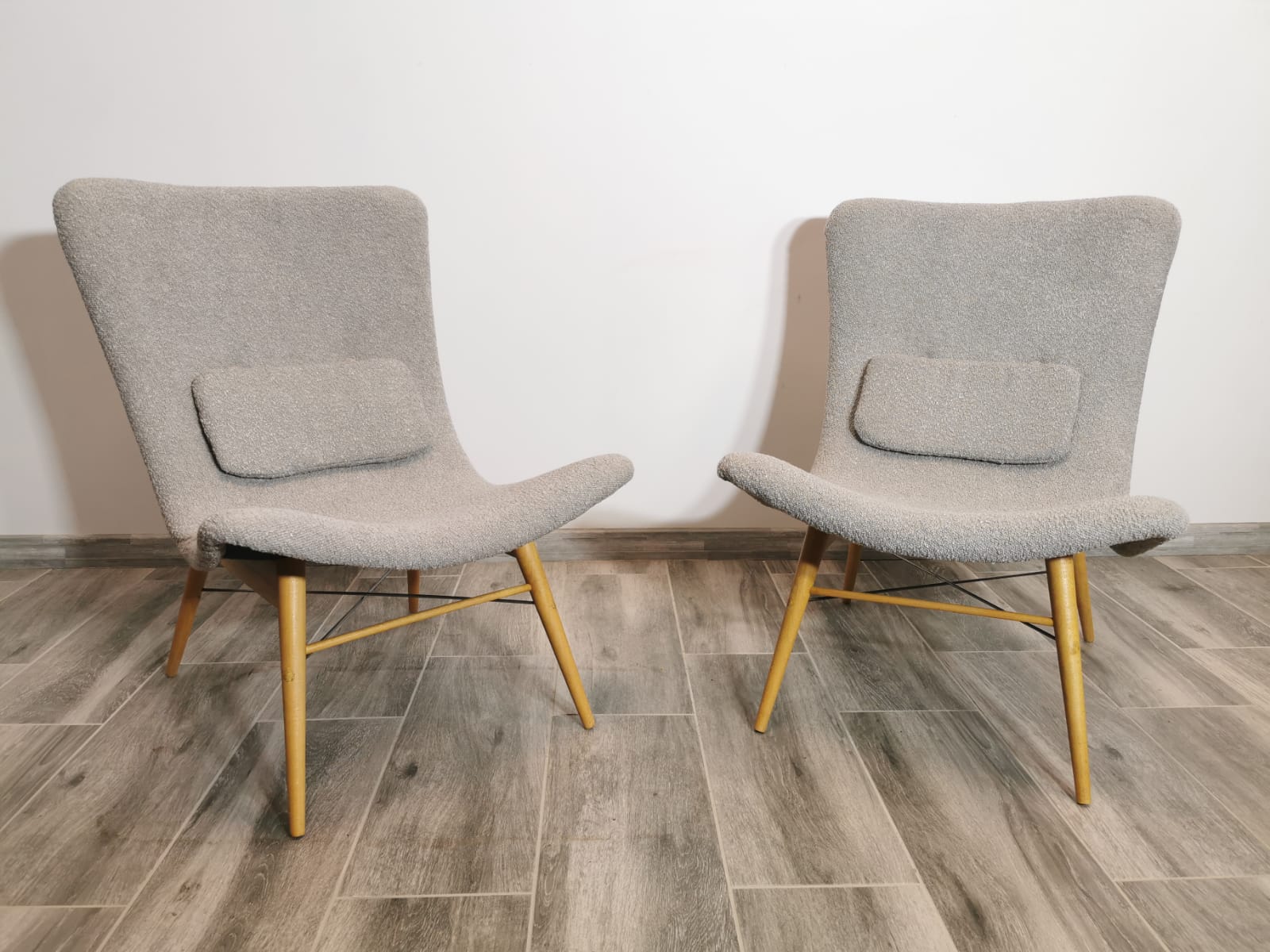 Paire de fauteuils restaurée par Miroslav Navratil