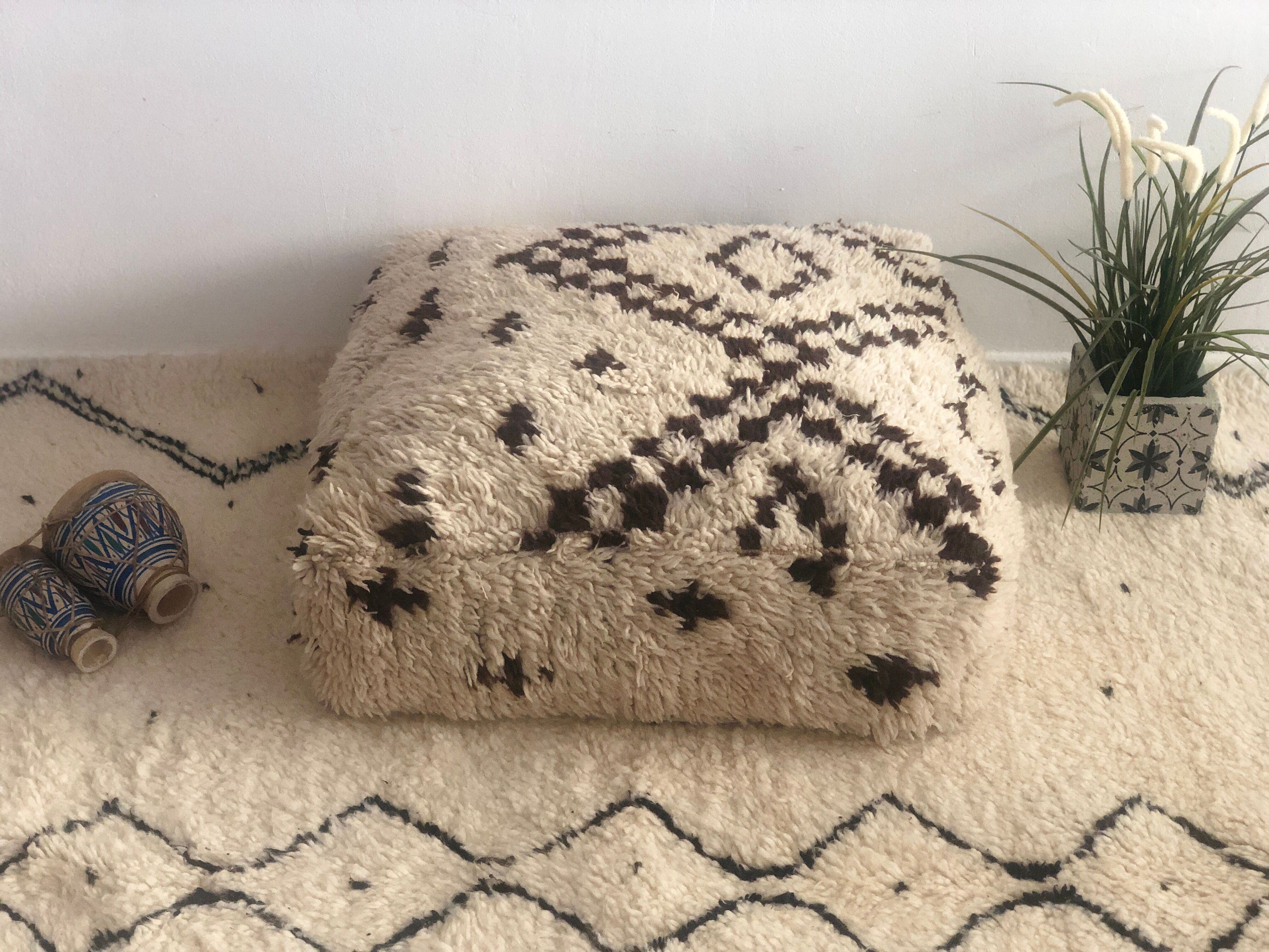 Vintage carpet pouf "Beni Ouarain"