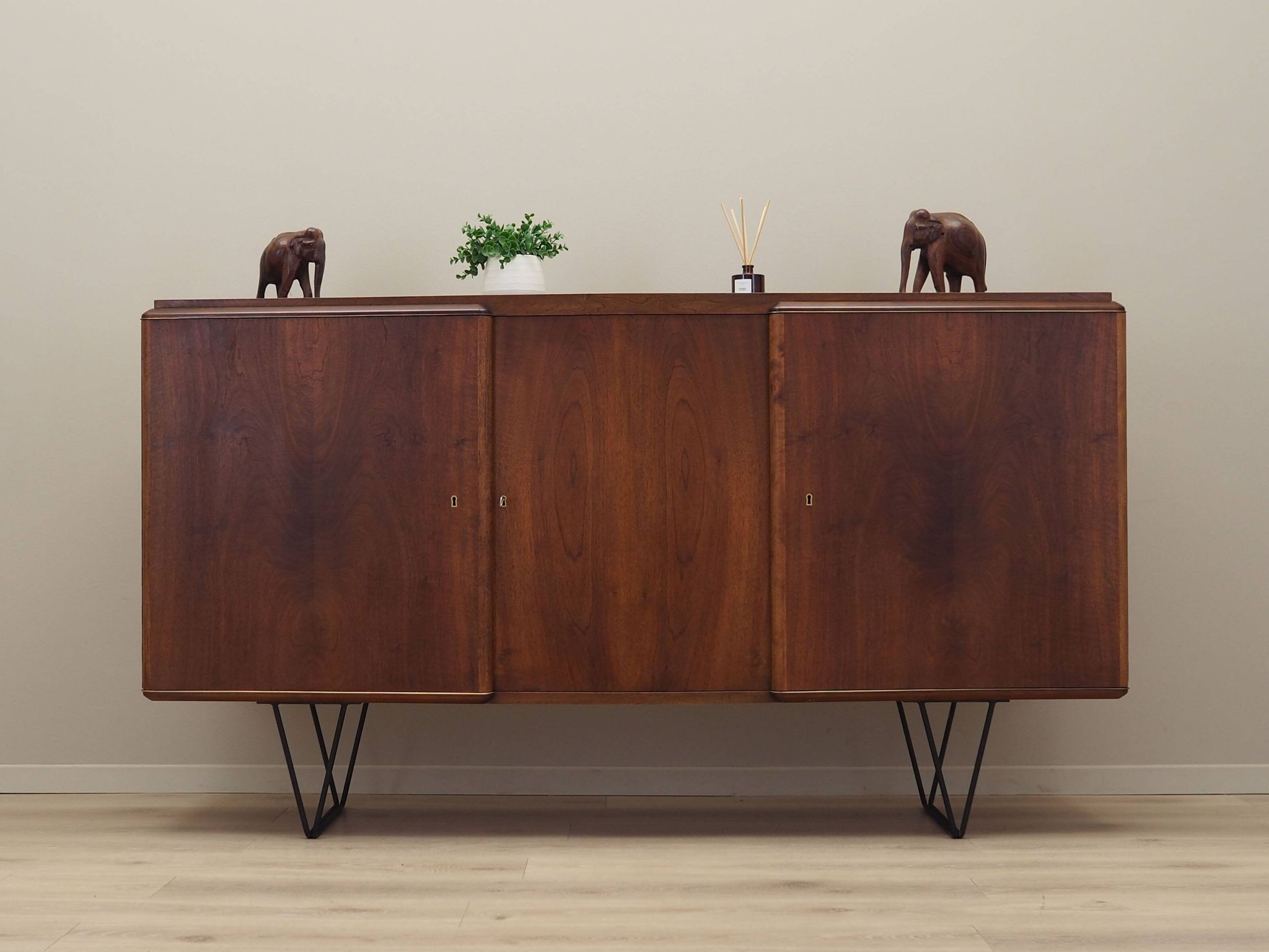 Enfialde en noyer, design danois, années 1960, production : Danemark
