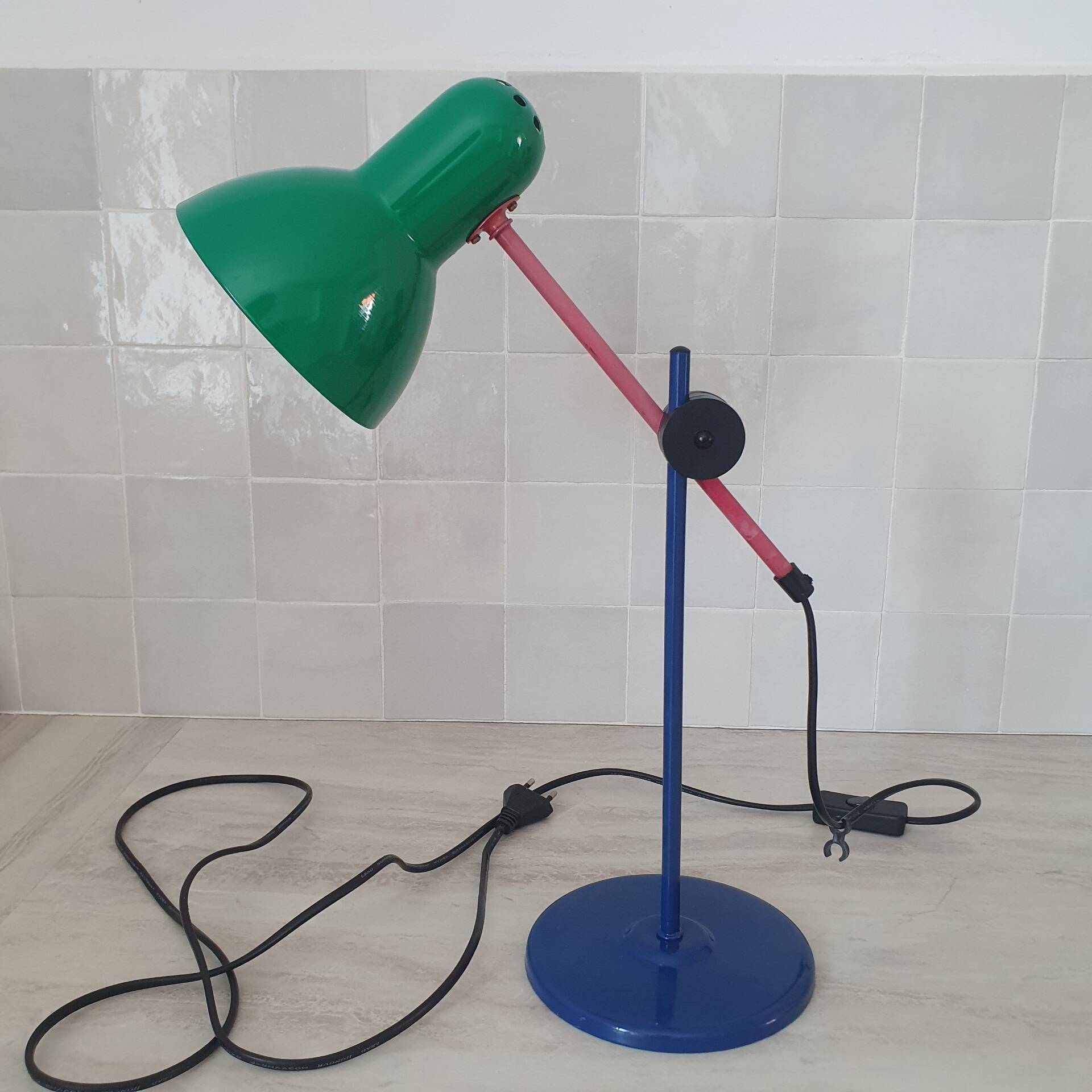 Lampe de bureau style Memphis bleu rouge vert