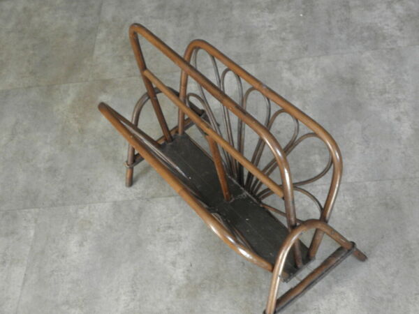 Porte revue ne rotin