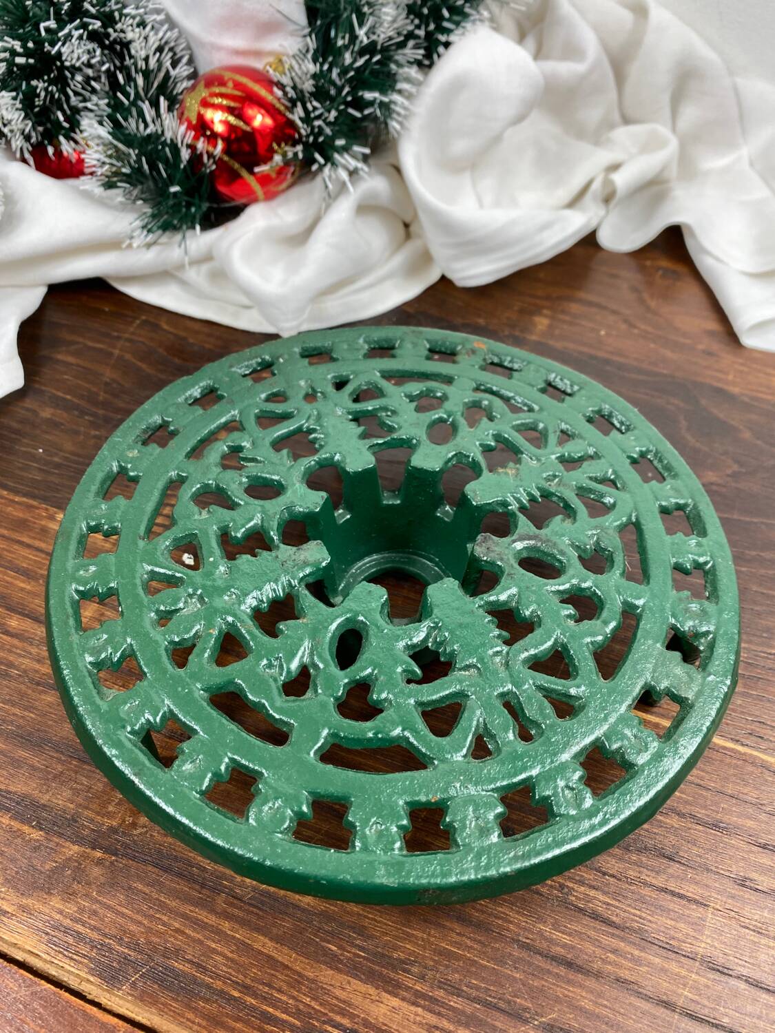 Cast iron trivet with warming system