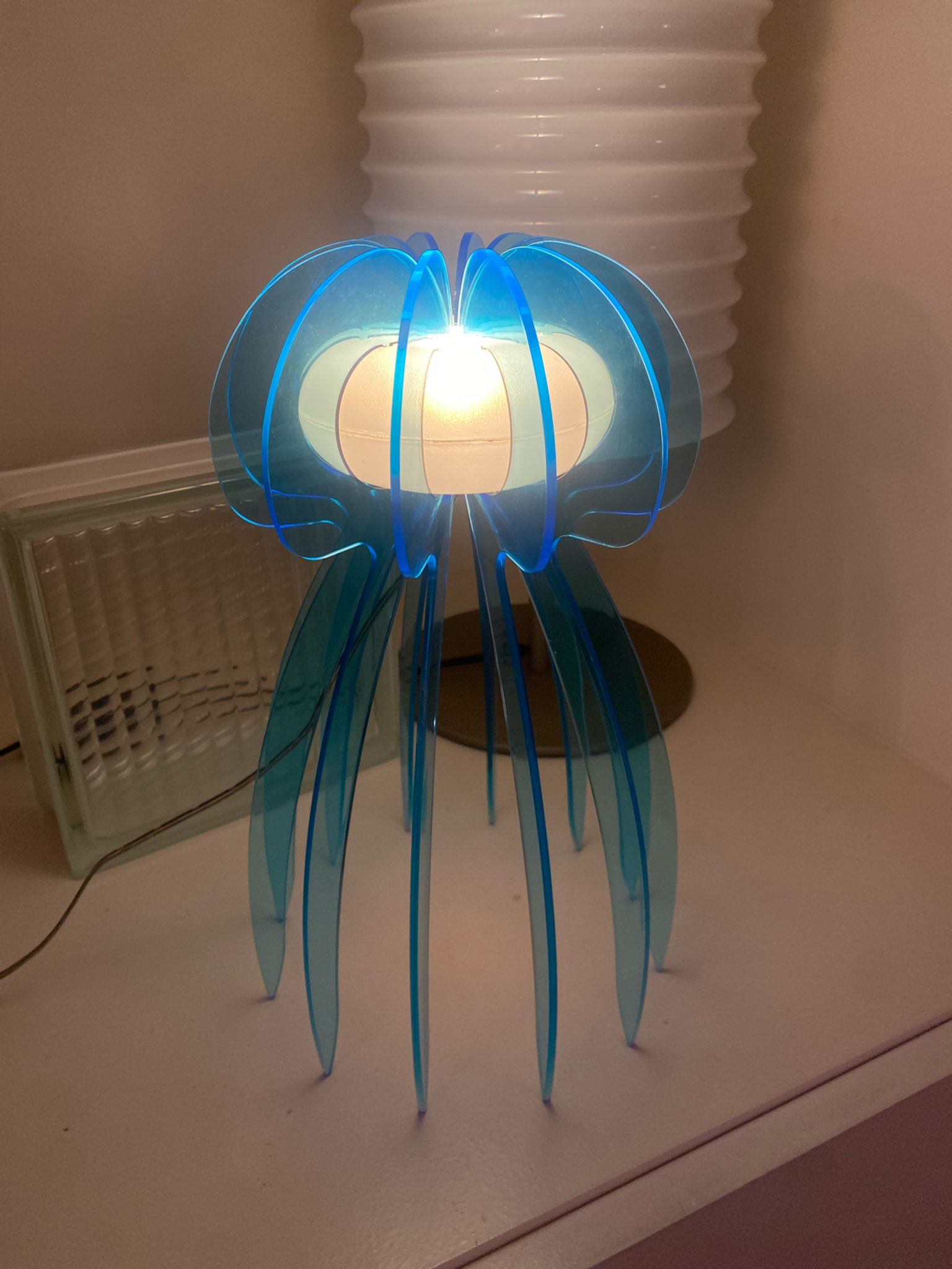 Lampe en plexiglas ou plexi vintage en forme de méduse