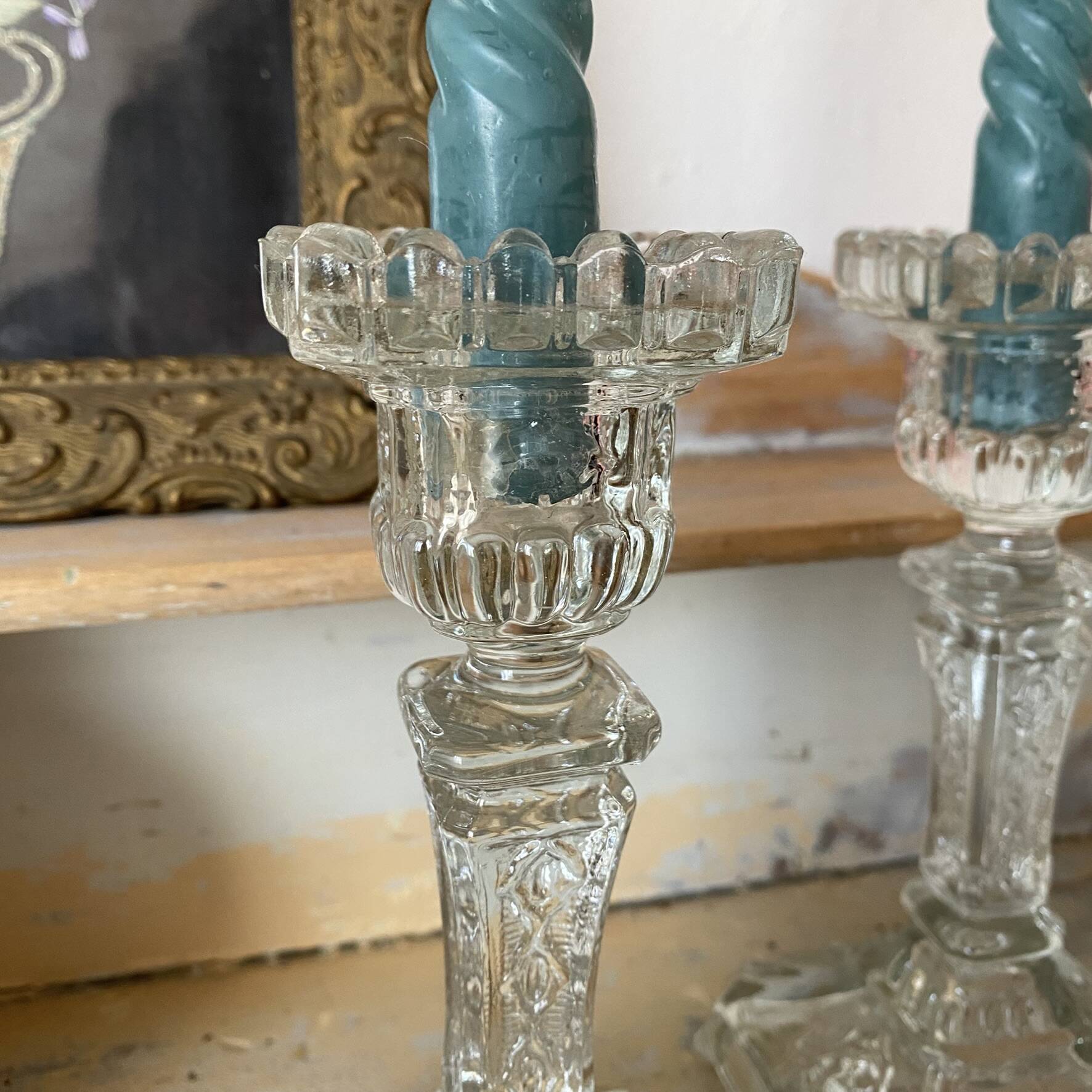 Paire de bougeoirs en verre moulé base carrée