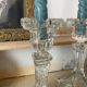 Paire de bougeoirs en verre moulé base carrée