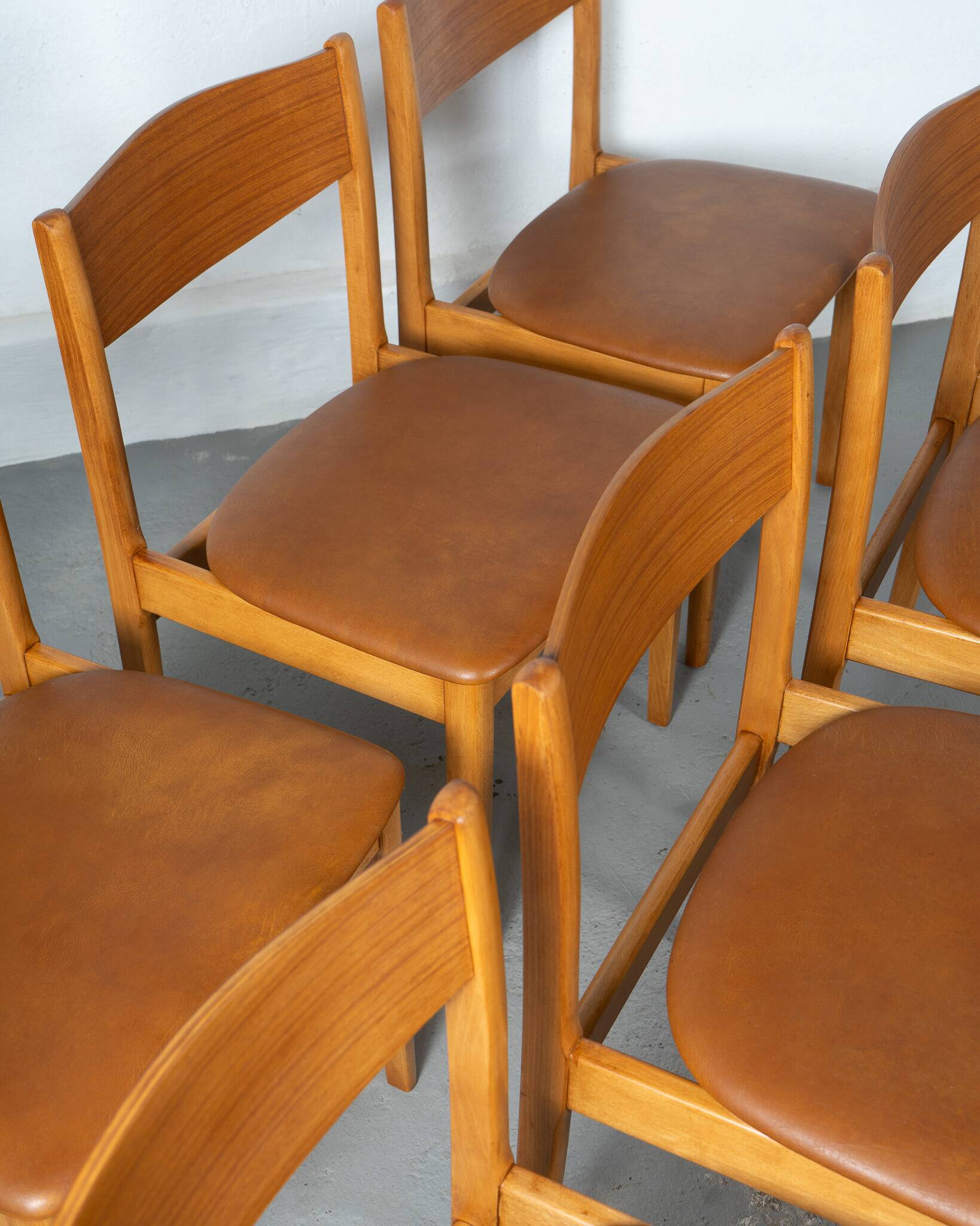 Set of 6 Danish dining chairs made of beech and brown leatherette.